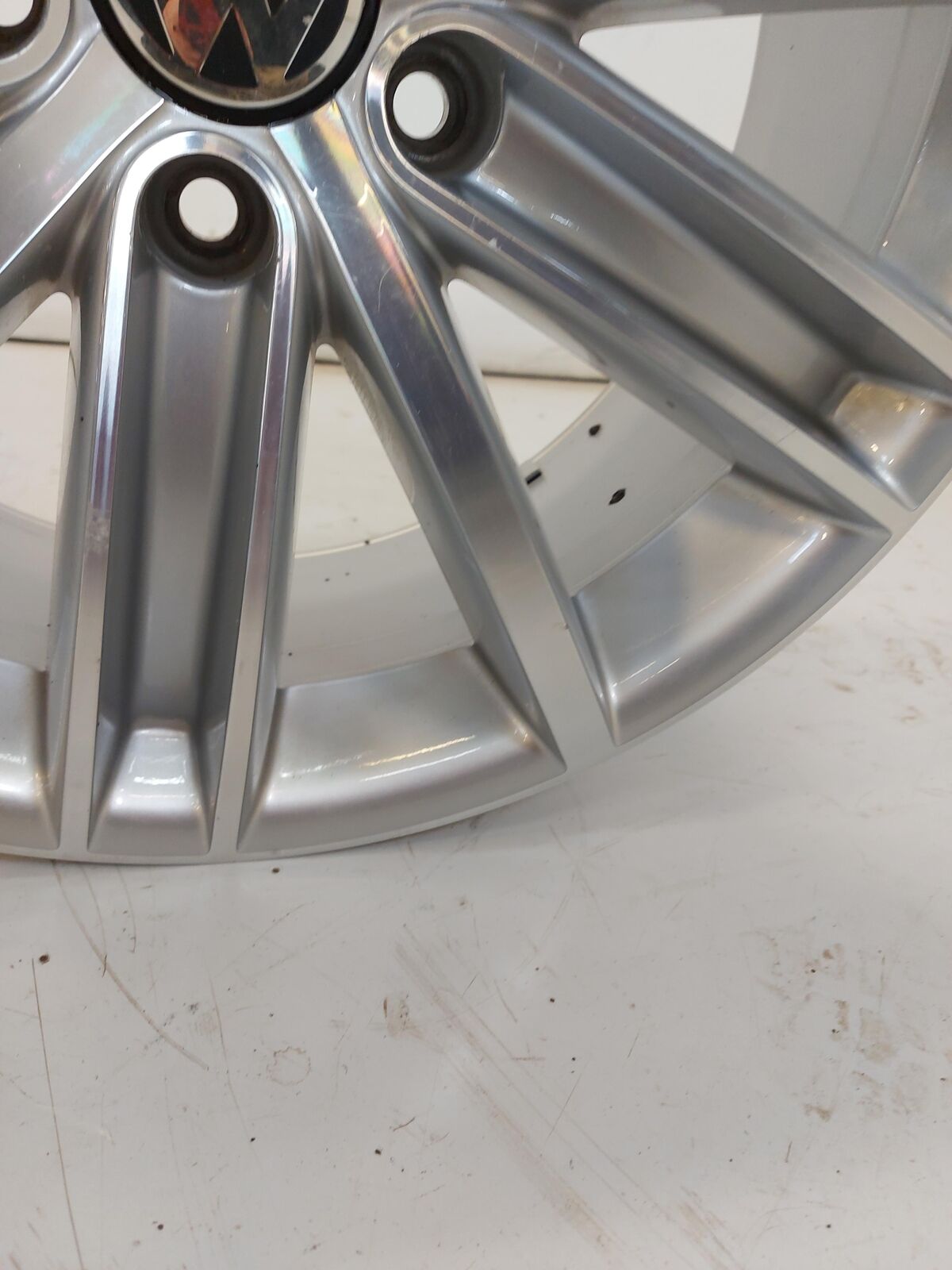 17 VW TIGUAN ALLOY WHEEL SILVER 18x7" *Chips* 5N0601025AF 79K KM'S