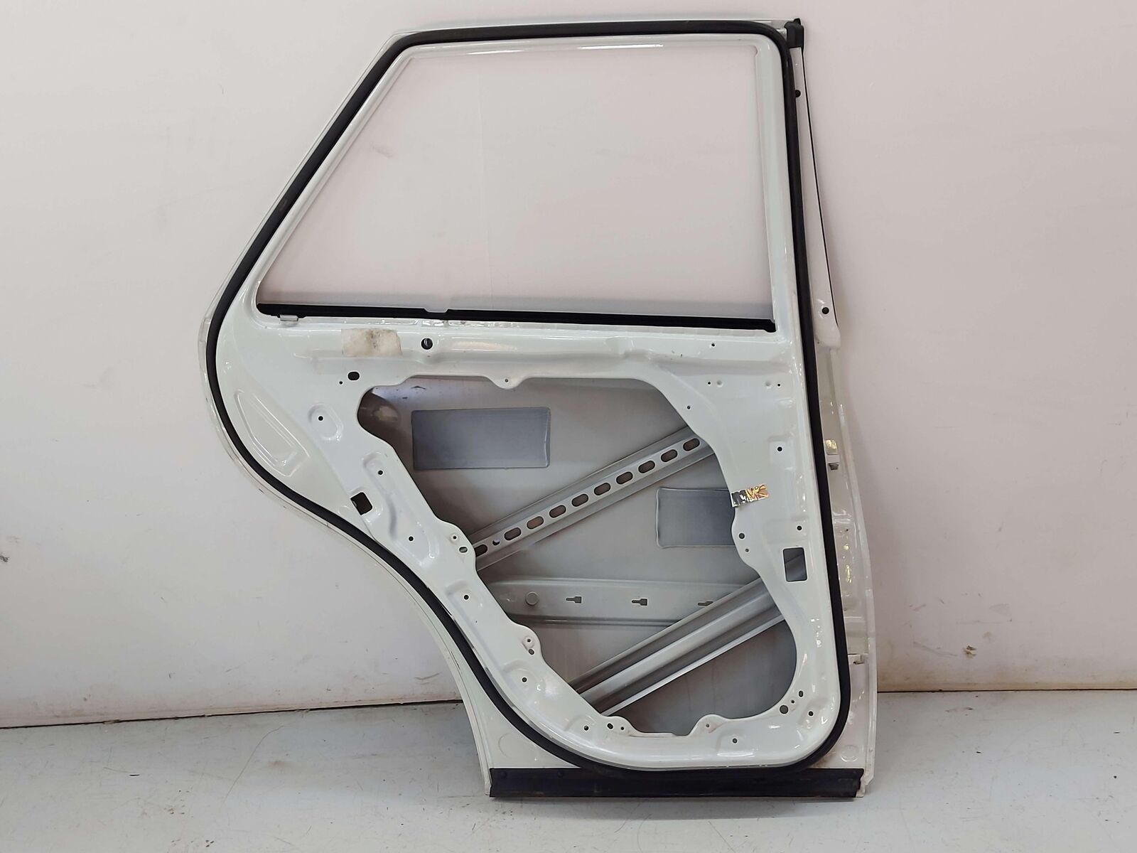 06-11 MERCEDES ML63 AMG W164 REAR LEFT DOOR CALCITE WHITE 65OU