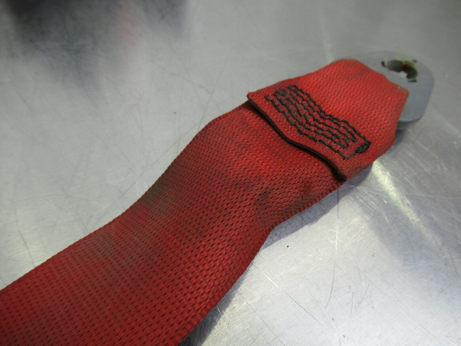 T020 2016 16 MCLAREN 570S LH LEFT DRIVERS SEAT BELT PARTS ONLY RED