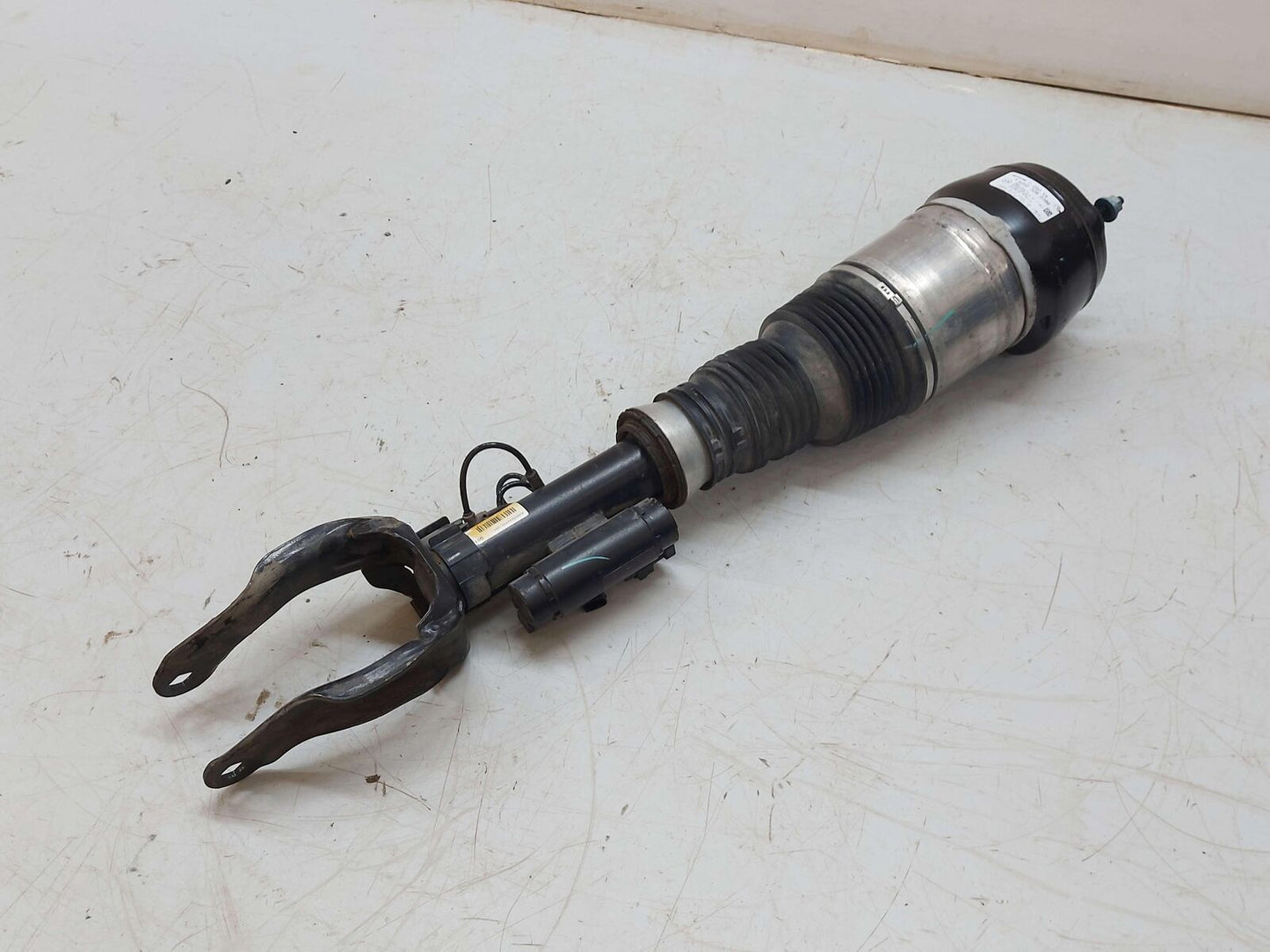 16-19 MERCEDES GLE63S AMG W166 FRONT LH LEFT AIRMATIC AIR STRUT A2923202300 