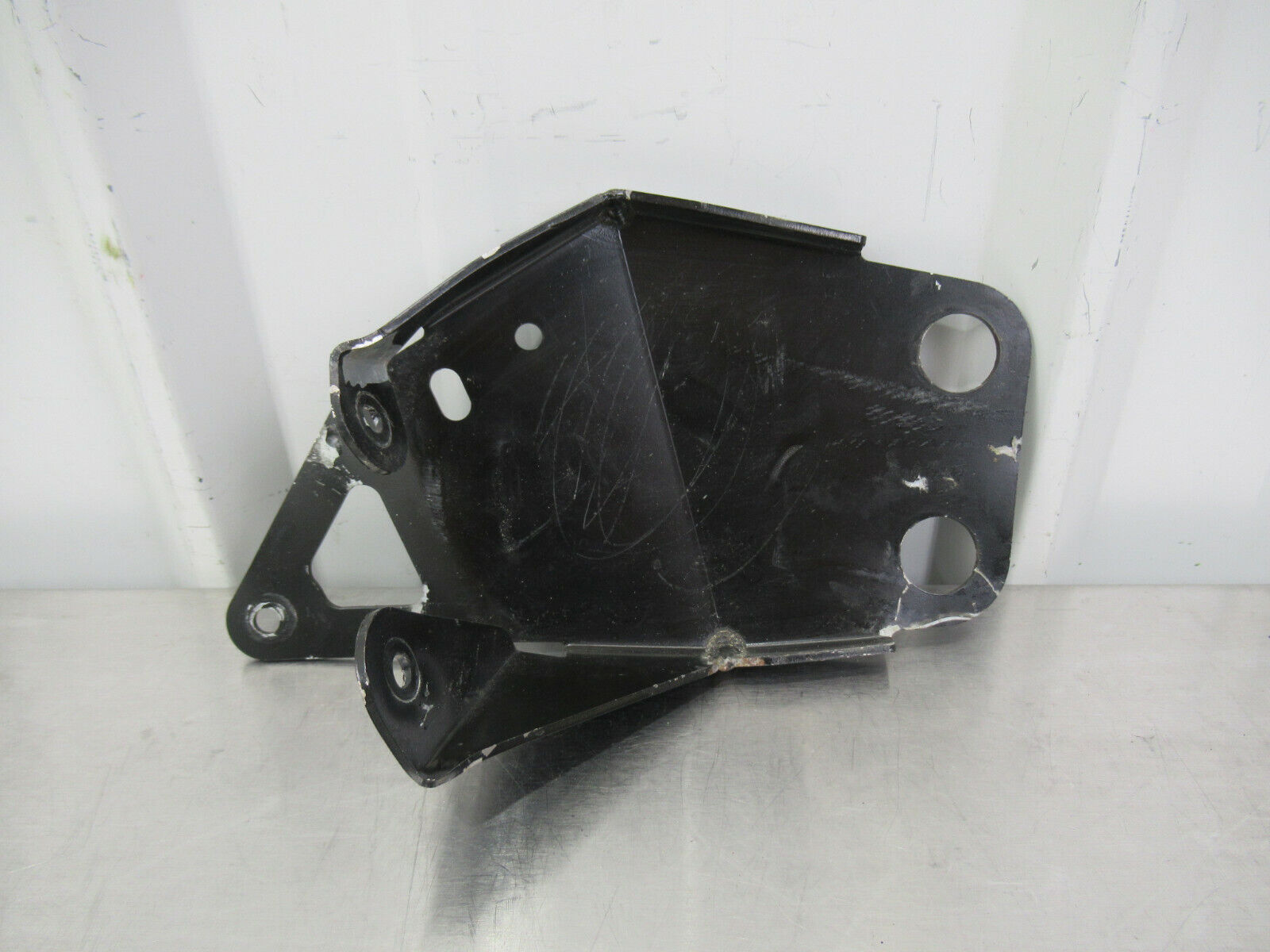 T020 2016 16 MCLAREN 570S RH RIGHT UPPER RADIATOR MOUNT BRACKET #22 13L0206CP