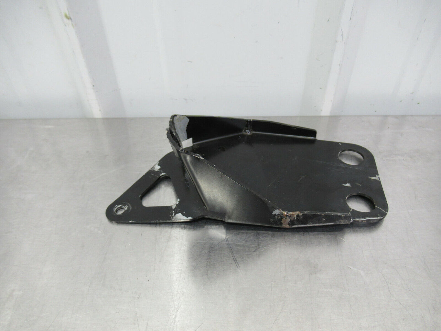 T020 2016 16 MCLAREN 570S RH RIGHT UPPER RADIATOR MOUNT BRACKET #22 13L0206CP