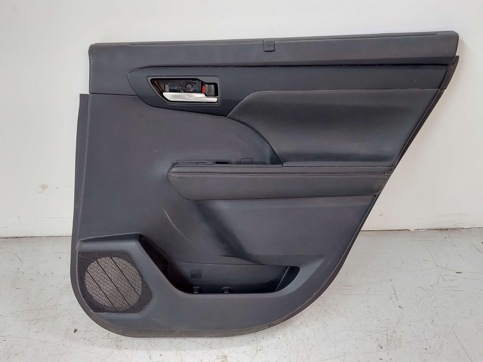 20-21 TOYOTA HIGHLANDER REAR RIGHT DOOR TRIM PANEL W/ SUNSHADE HYBRID XLE BLACK