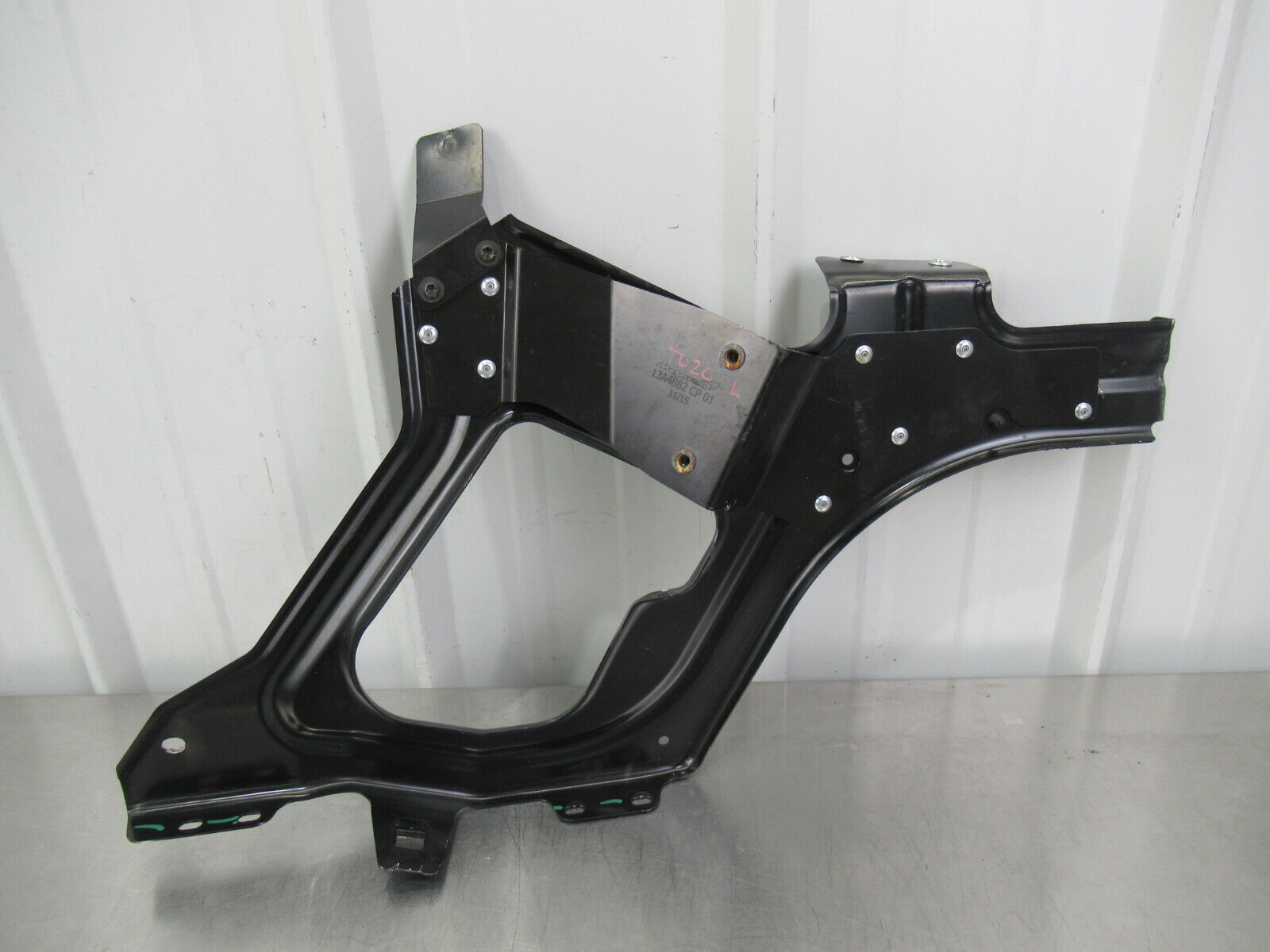 T020 2016 16 MCLAREN 570S LH LEFT QUARTER PANEL MOUNT BRACKET #18 13A4882CP