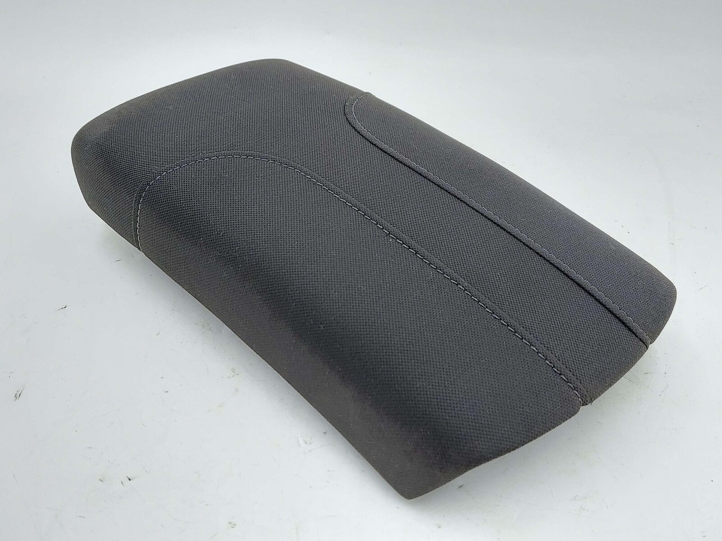 18 NISSAN QASHQAI FRONT CONSOLE ARMREST LID BLACK CLOTH W/ WHITE STITCHING