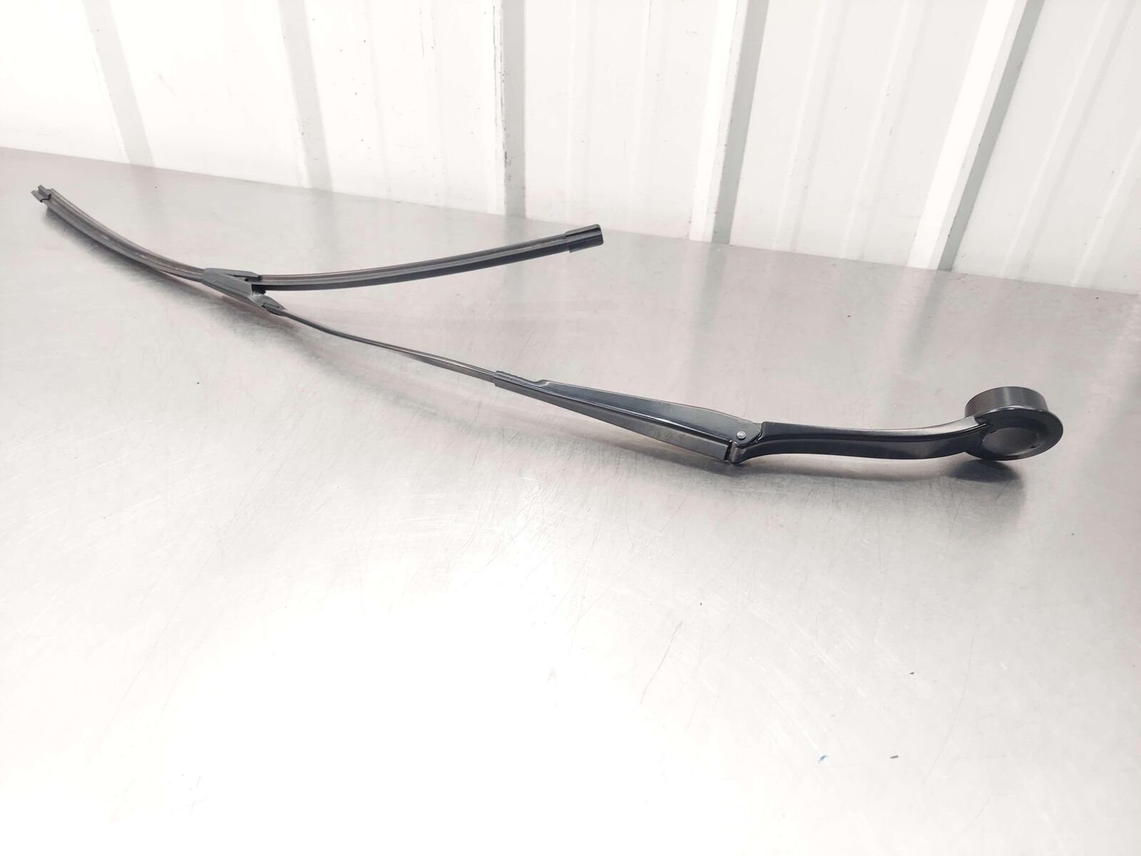 2024 ASTON MARTIN DB12 VOLANTE LEFT WIPER ARM RY53-17529-AA *SCUFFED*