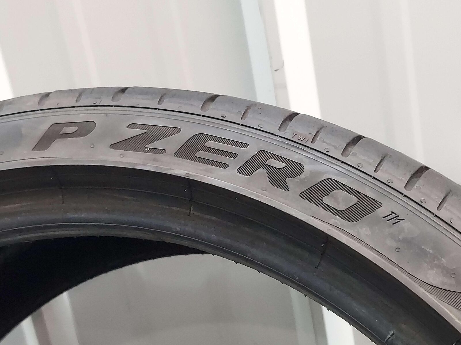 TIRE PAIR PIRELLI P ZERO PZ4 SPORT 245/35ZR19 7-8/32 FROM MCLAREN 720S