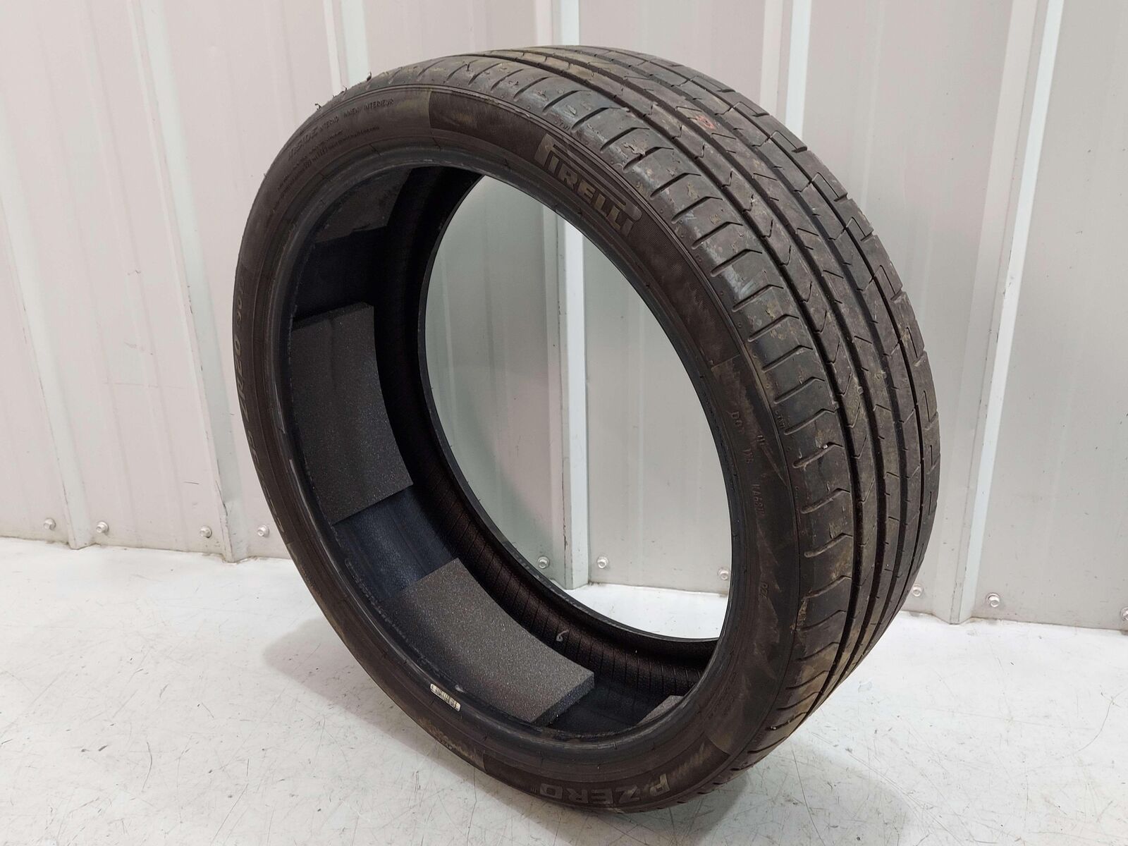 SINGLE TIRE PIRELLI P ZERO 225/35ZR20 DATE:1221 FROM 2021 MCLAREN GT *NOTES*