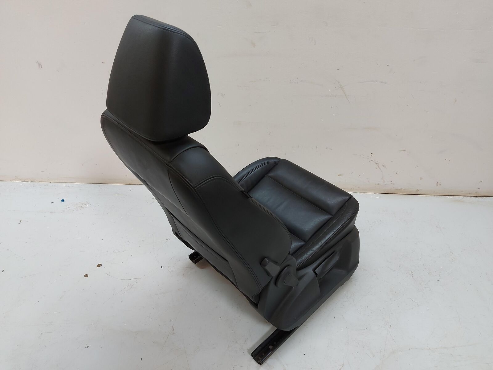 09-17 VW Tiguan Front Seat RH Right Black Leather Manual *notes