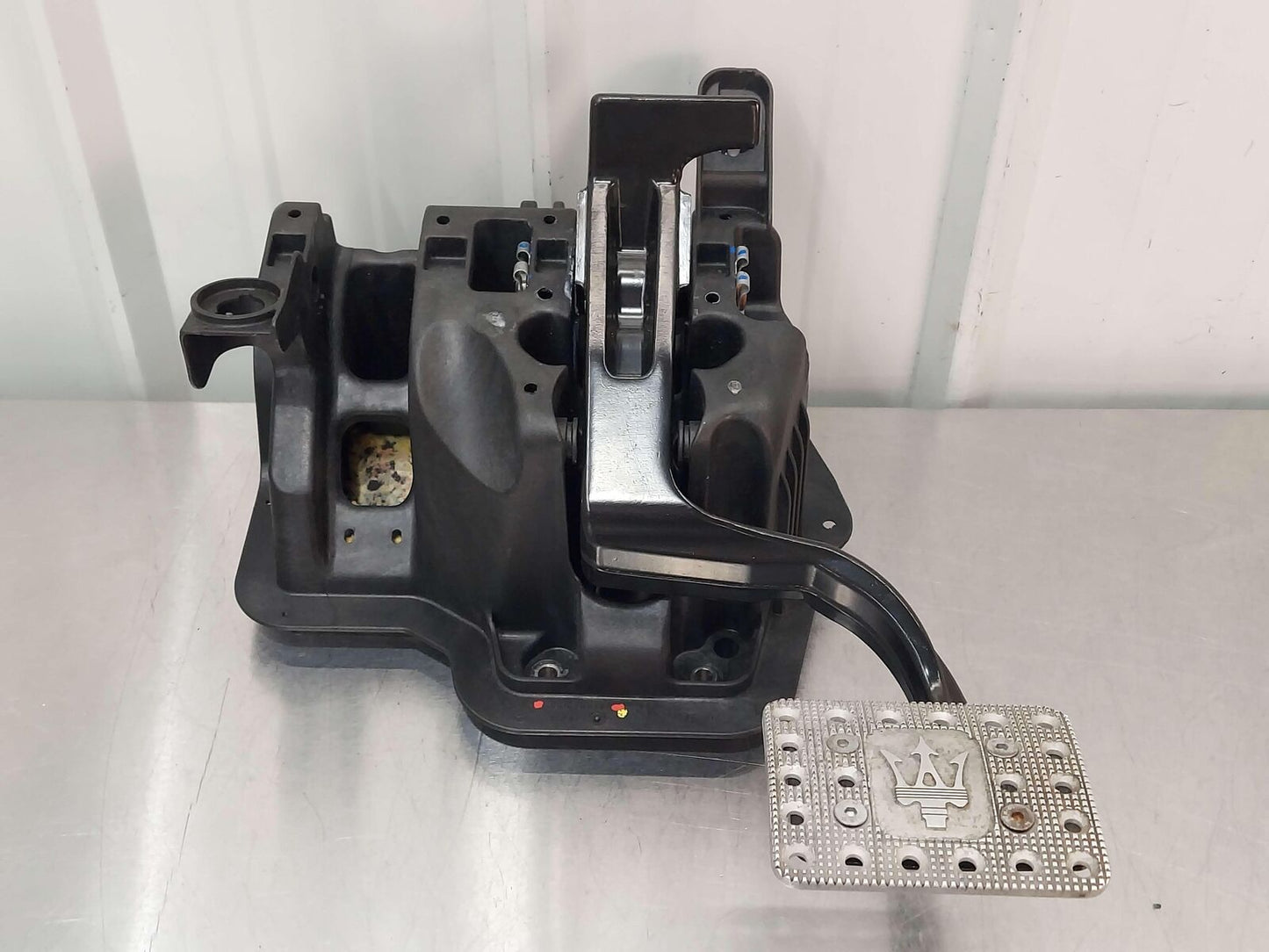 2010 Maserati GranTurismo S M145 Coupe BRAKE PEDAL & MOUNT 3801390030