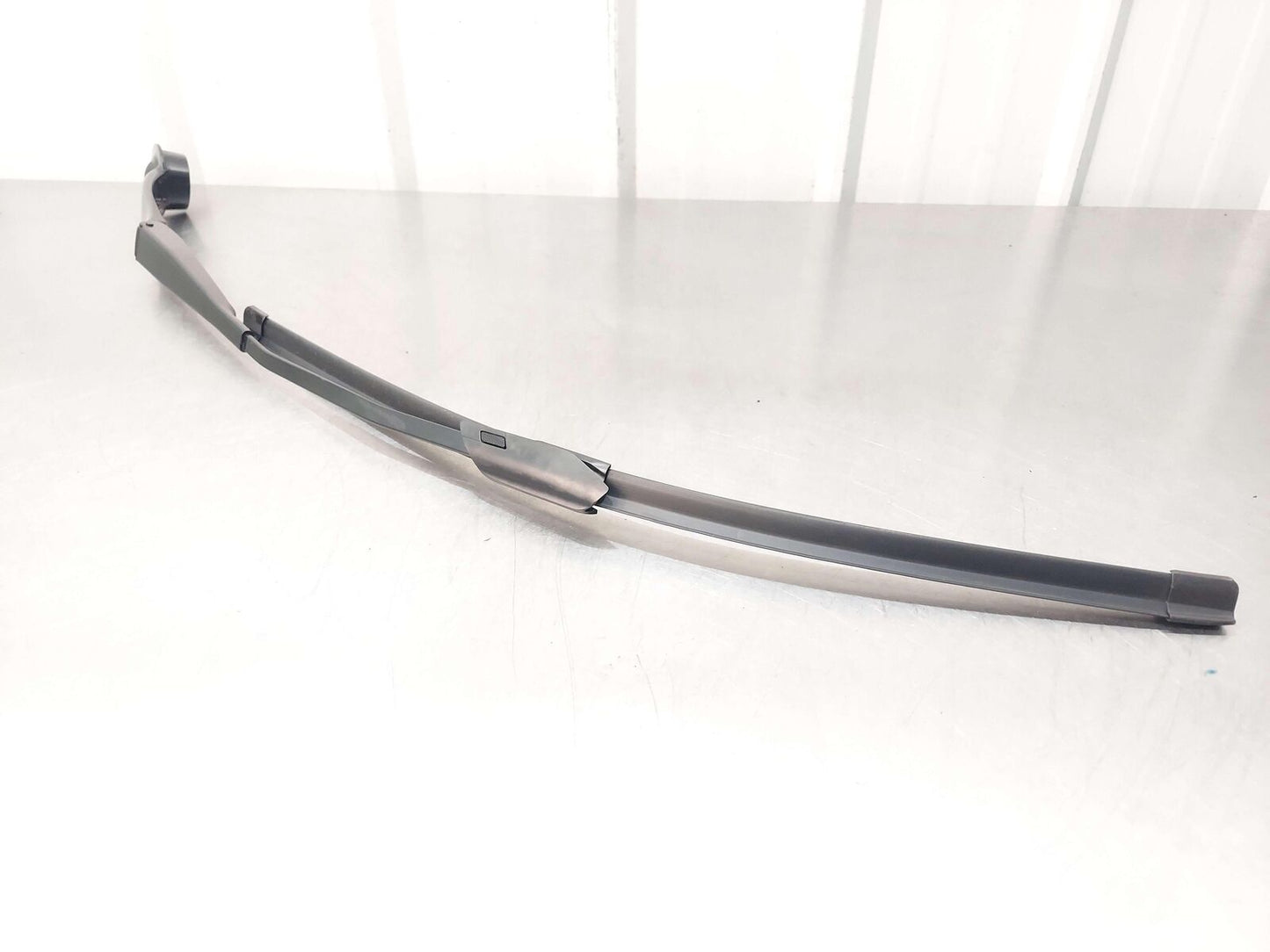 2024 ASTON MARTIN DB12 VOLANTE LEFT WIPER ARM RY53-17529-AA *SCUFFED*