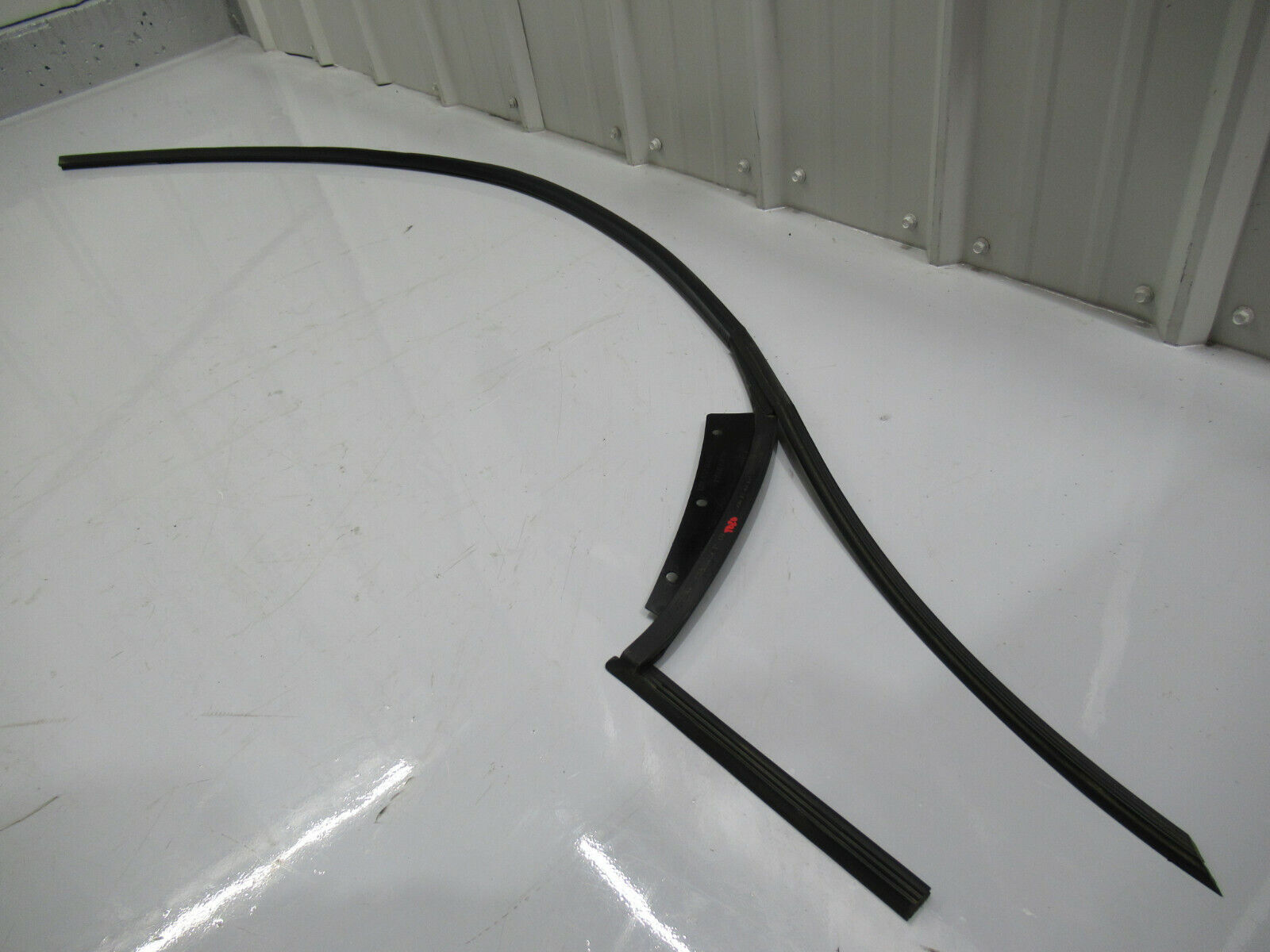 T020 2016 16 MCLAREN 570S RH RIGHT ROOF WEATHERSTRIP #5 13A1665CP