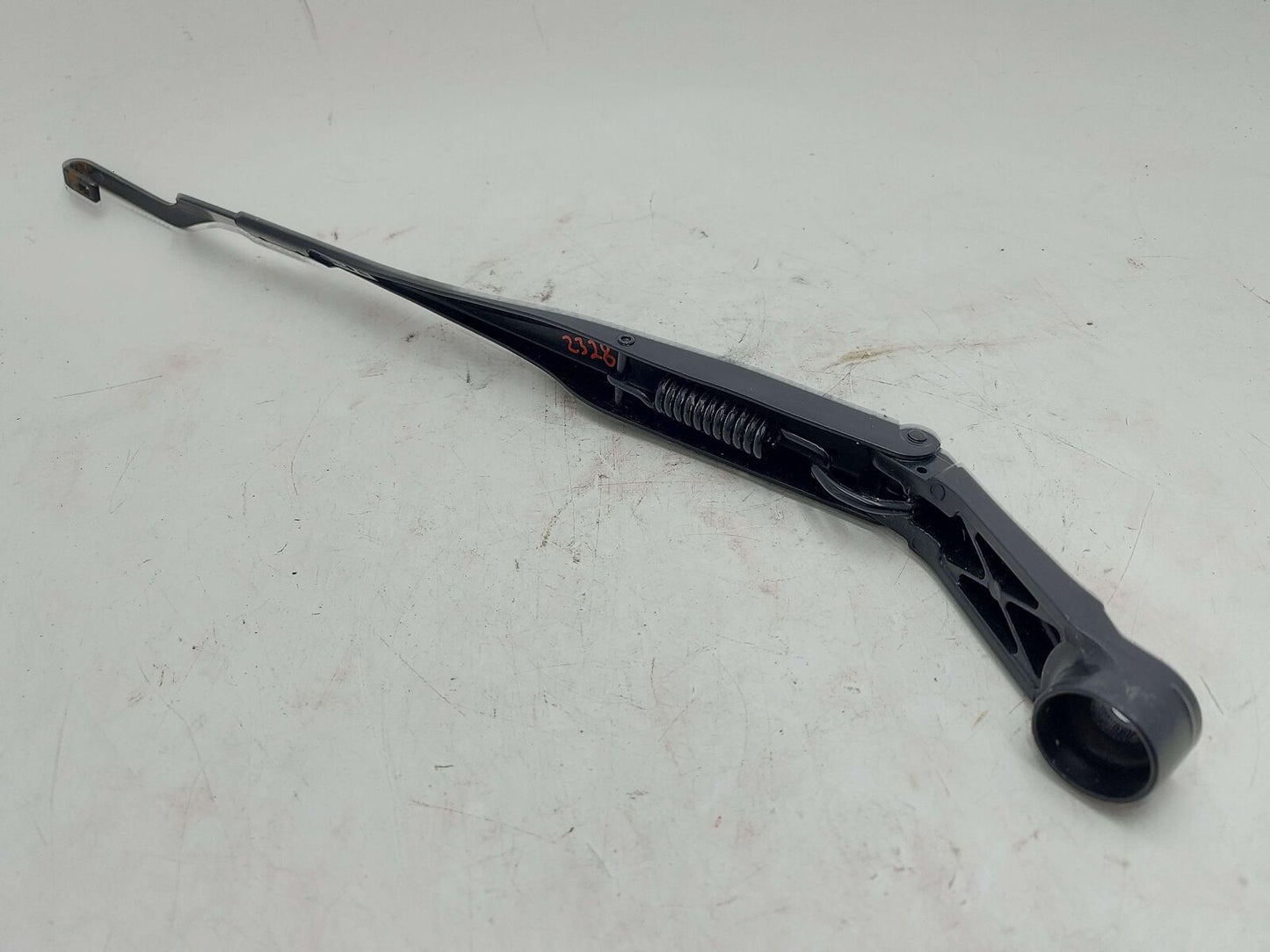 10-23 TOYOTA 4RUNNER RIGHT WIPER ARM 8521135160 *CHIPS SCRATCHES*