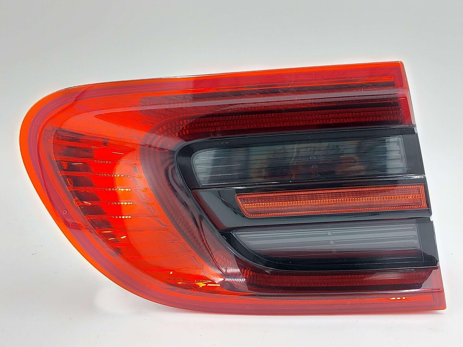 15-18 PORSCHE MACAN 95B S LEFT TAIL LIGHT LAMP LID MOUNT 95B945093G