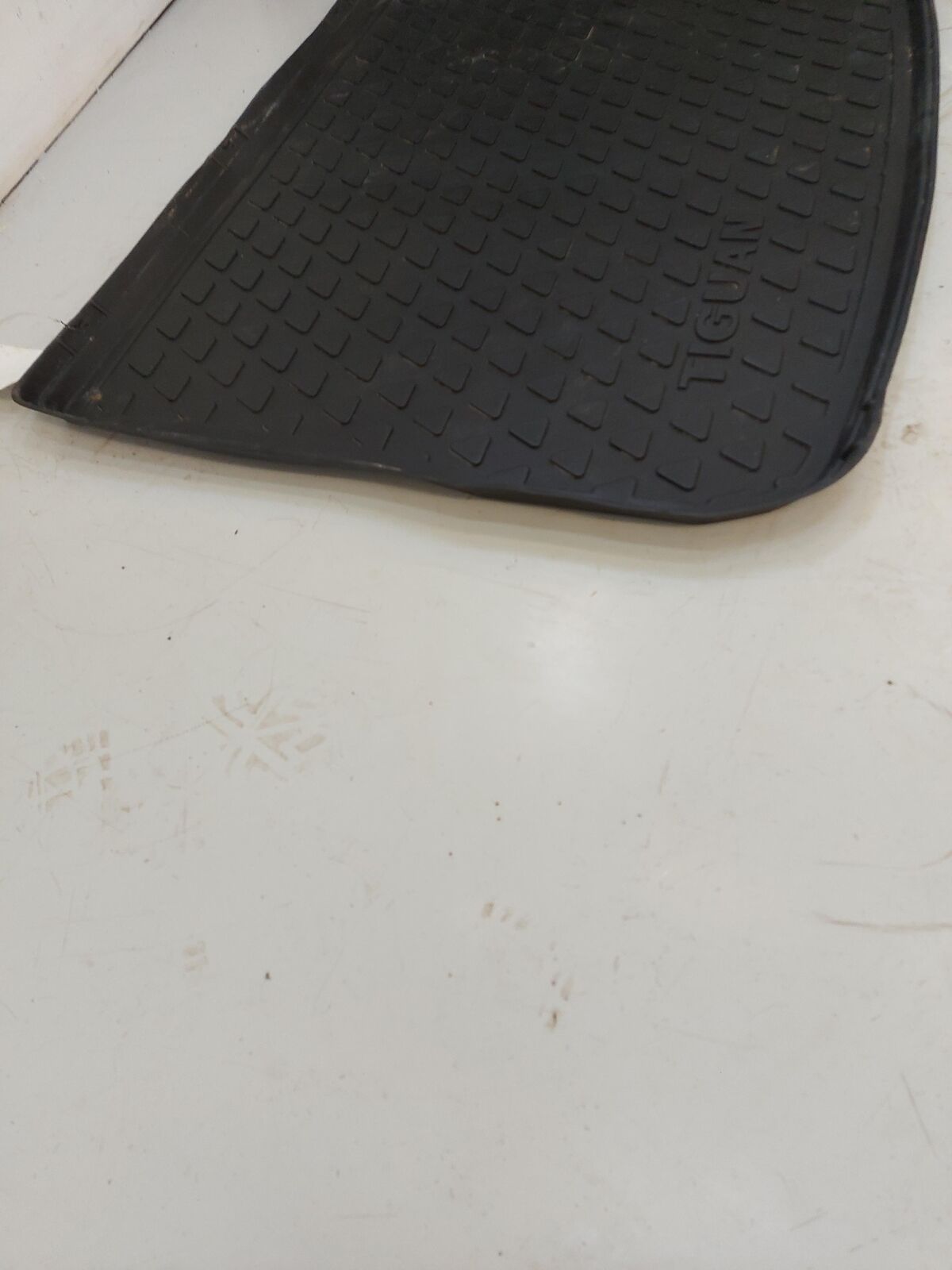 17 VW TIGUAN Rubber Rear Cargo Mat 79K KM'S 