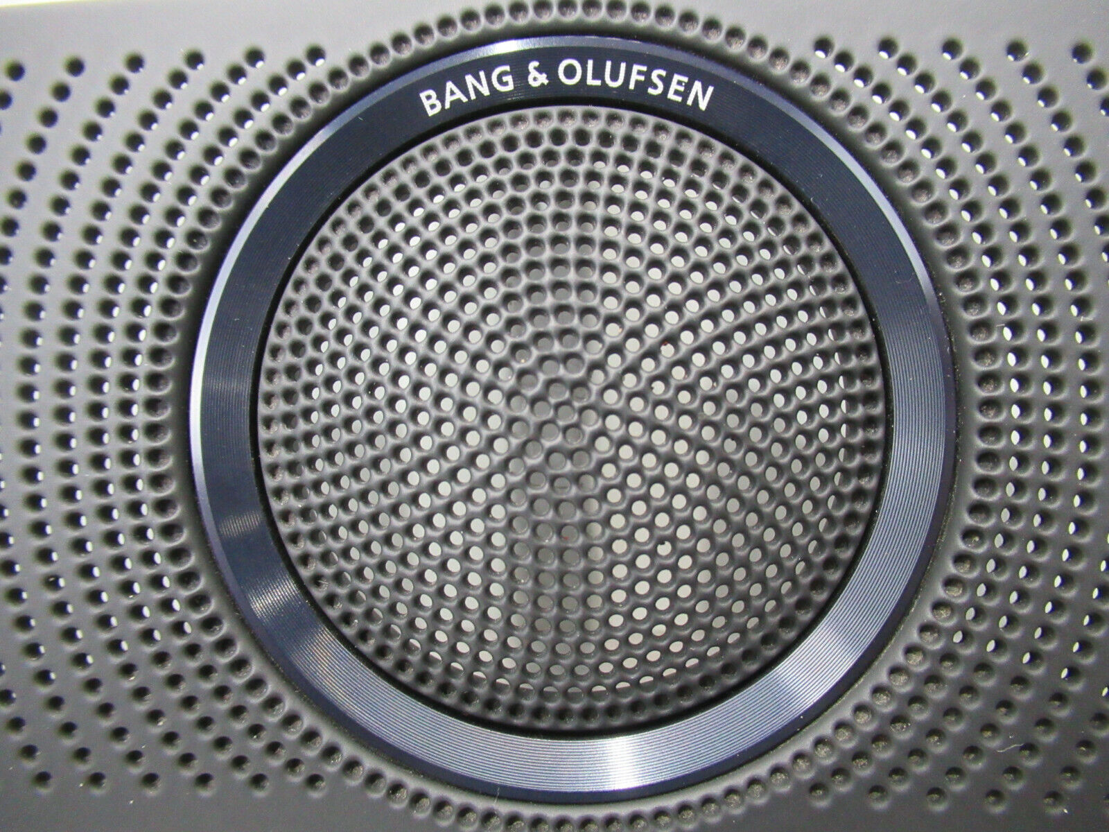 T081 2009 09 AUDI R8 BANG OLUFSEN CENTER DASH PANEL SPEAKER GRILL COVER