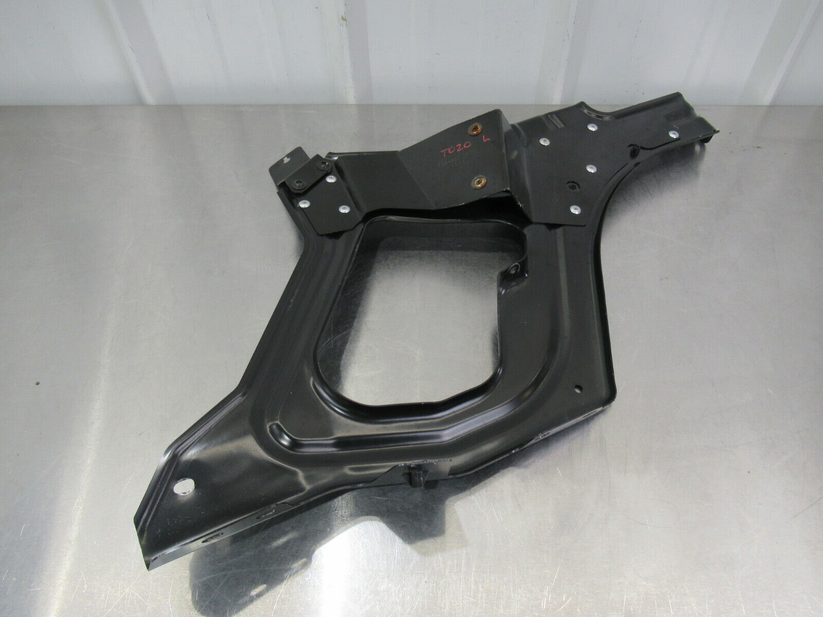 T020 2016 16 MCLAREN 570S LH LEFT QUARTER PANEL MOUNT BRACKET #18 13A4882CP