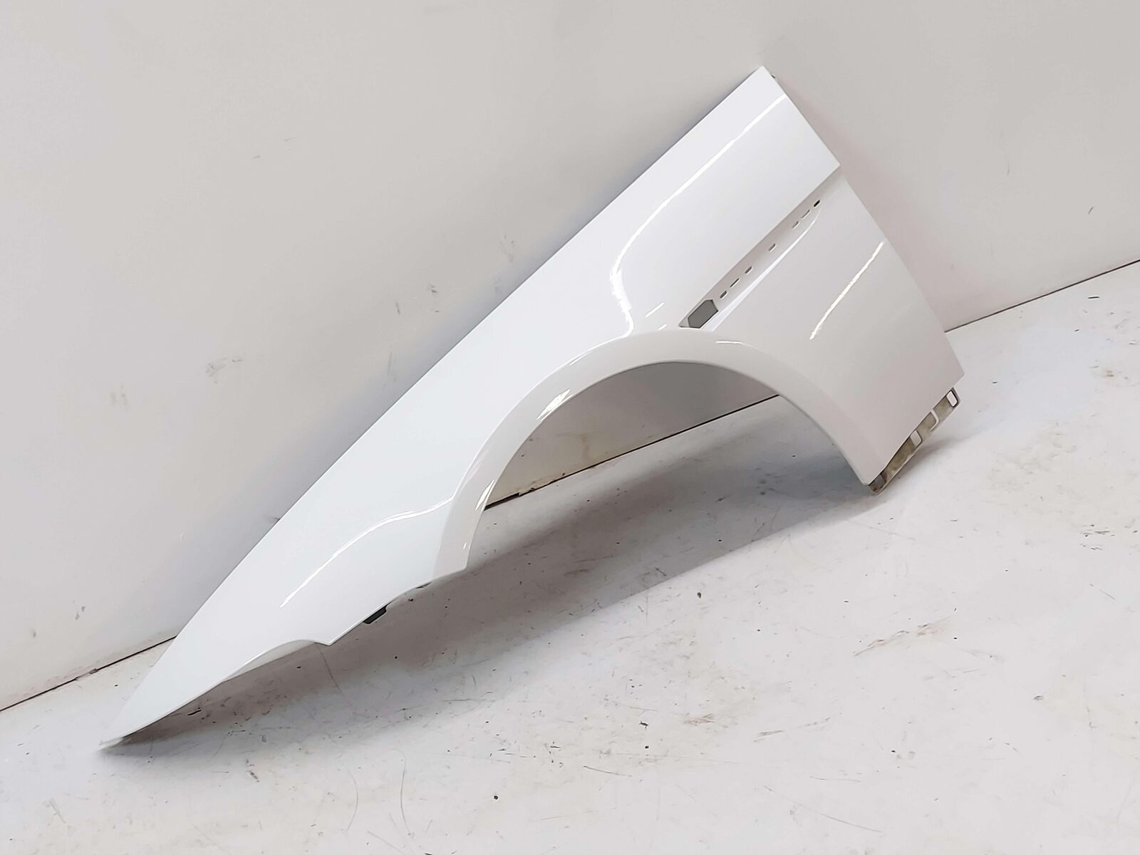 06-10 BMW M6 E63 LEFT FENDER 000 ALPINE WHITE 300