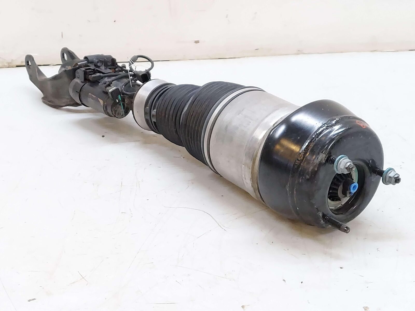 16-19 MERCEDES GLE63S AMG W166 FRONT RH RIGHT AIRMATIC AIR STRUT A2923202400 