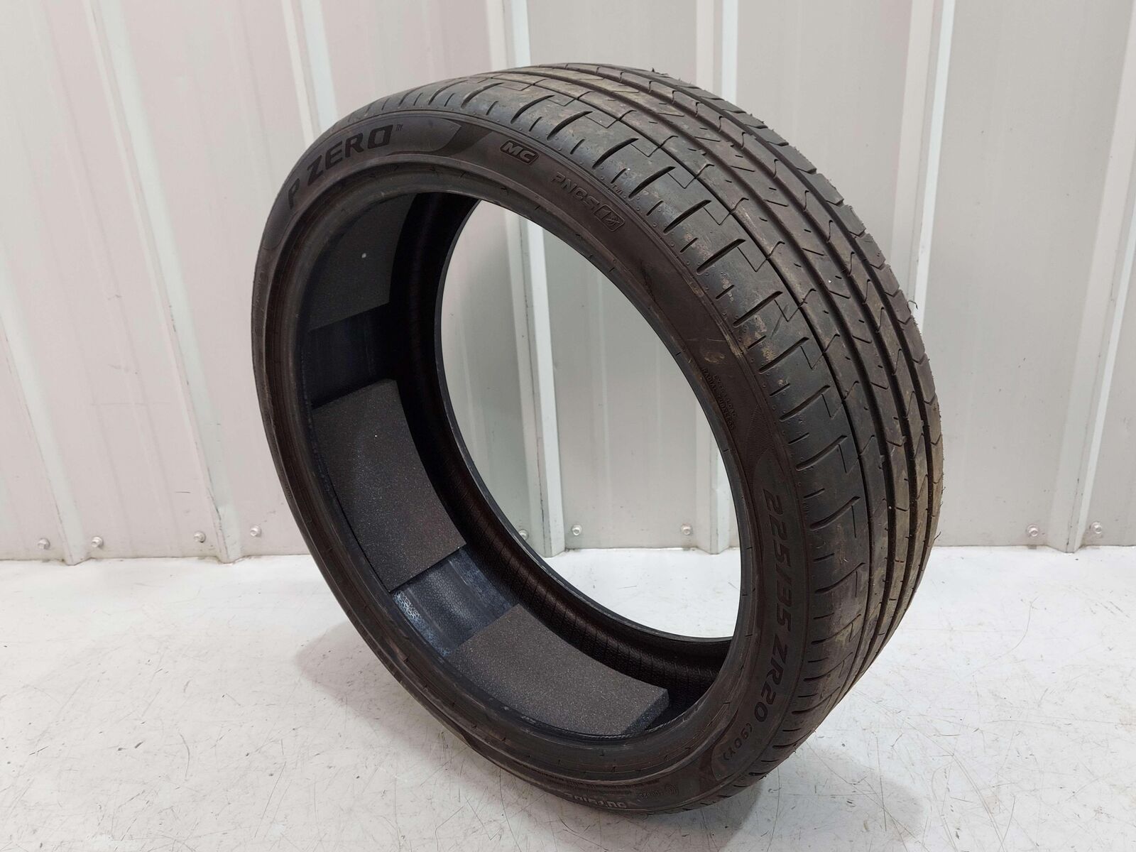 SINGLE TIRE PIRELLI P ZERO 225/35ZR20 DATE:1221 FROM 2021 MCLAREN GT *NOTES*