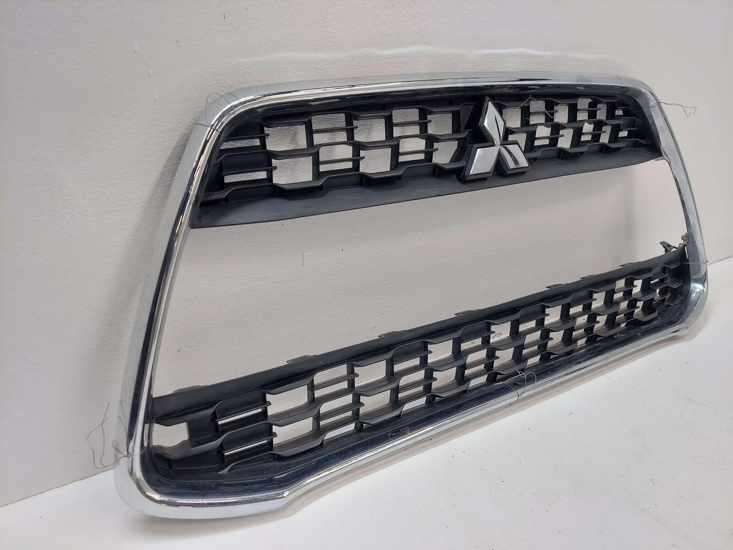 13-15 MITSUBISHI RVR UPPER GRILL GRILLE W/ CHROME SURROUND 6402A318 *NOTE