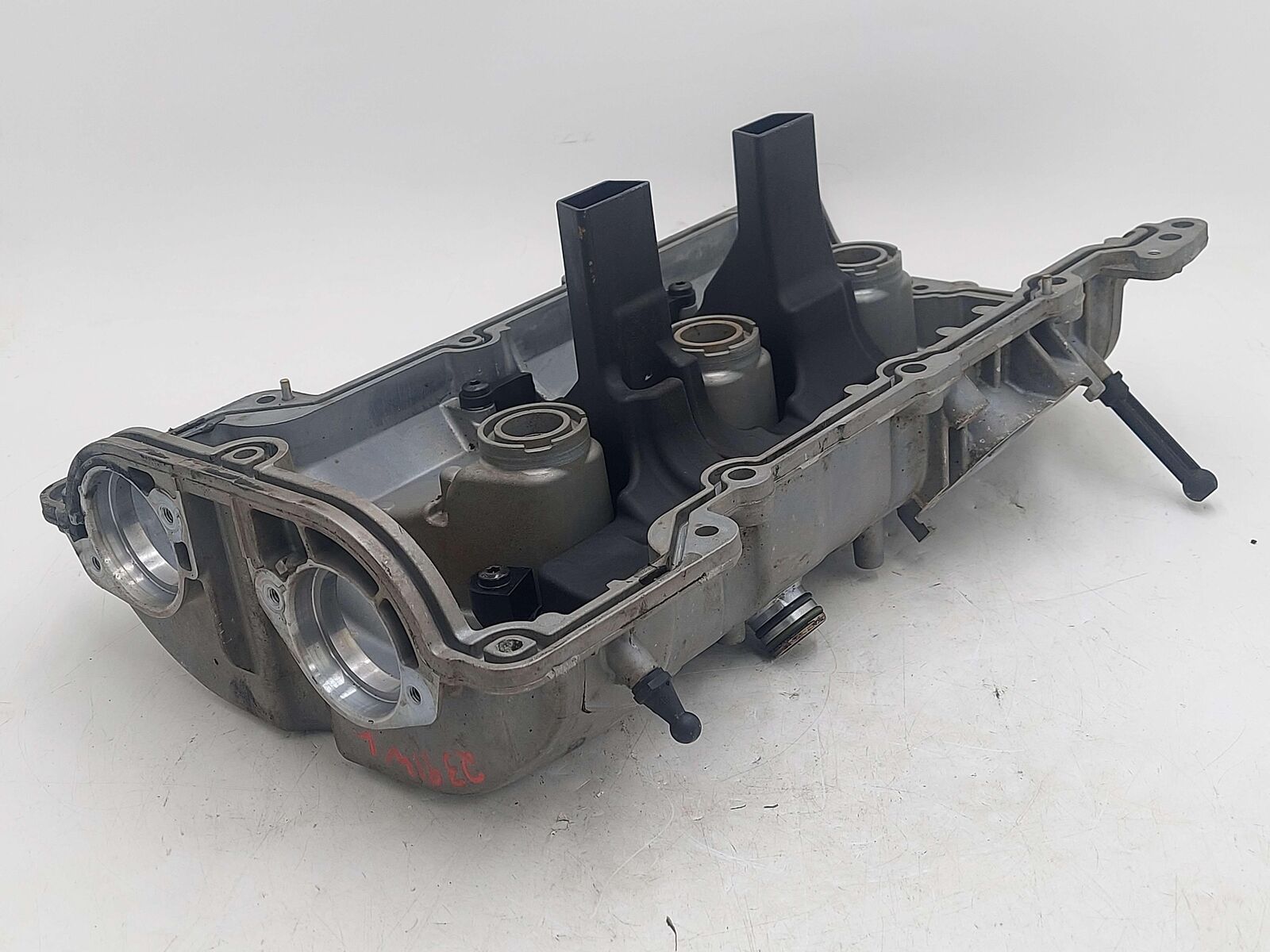 15-18 PORSCHE CAYENNE GTS 958 3.6L LEFT VALVE COVER 75001420 946105136 946105236