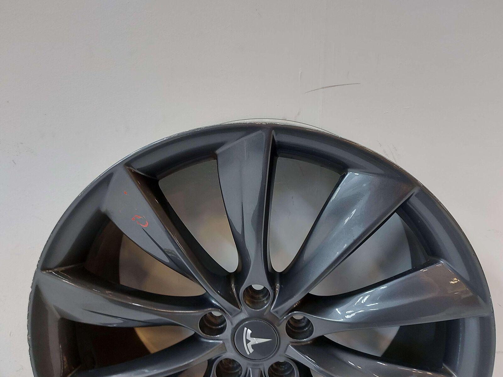 2013 TESLA S WHEEL 21X8.5 GREY TPMS 10 SPOKE 6005868-00-D *LIP RASH SCRATCHES*