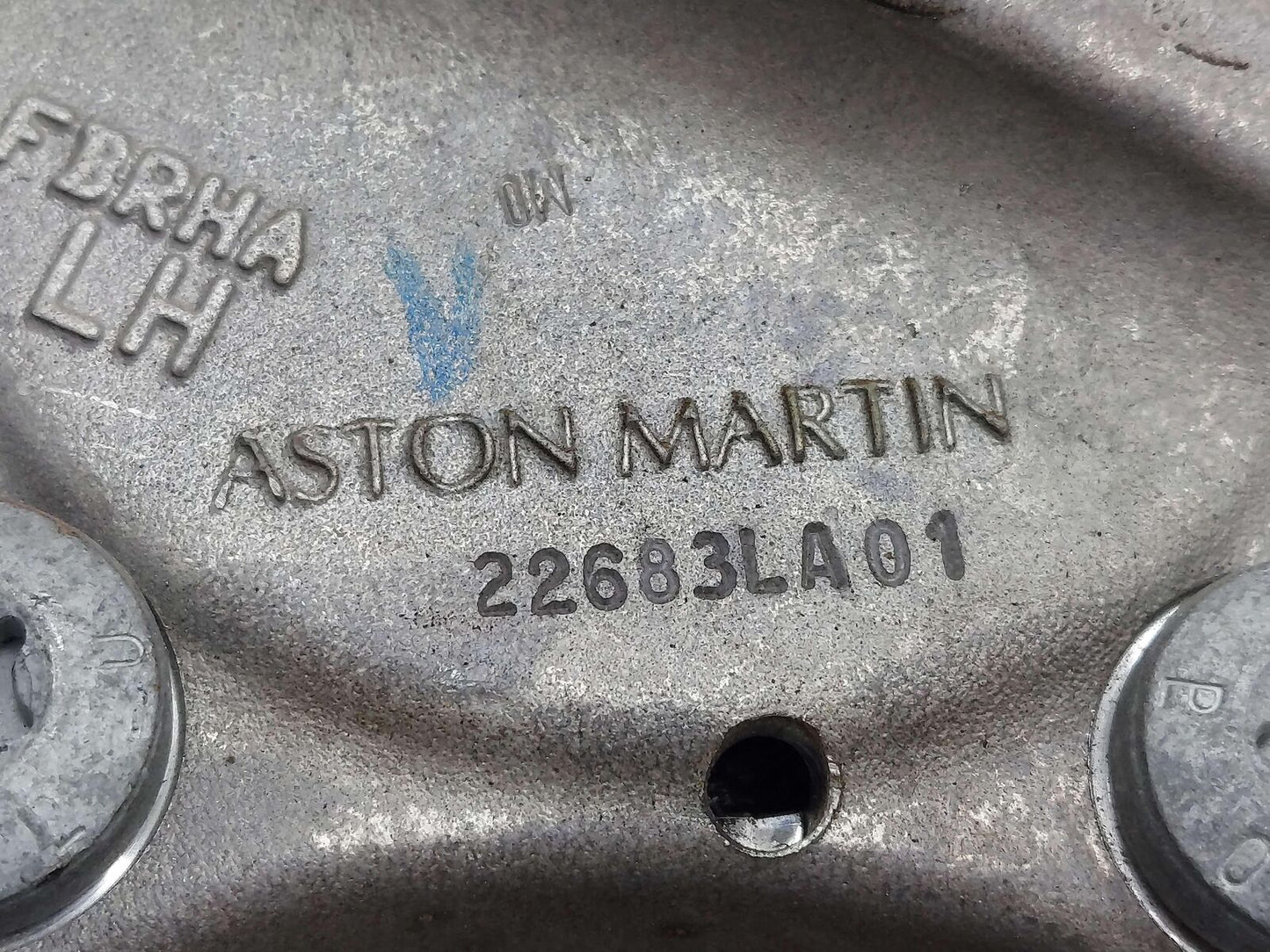 2024 ASTON MARTIN DB12 VOLANTE FRONT LEFT SPINDLE KNUCKLE HUB HY53-3K185-BC