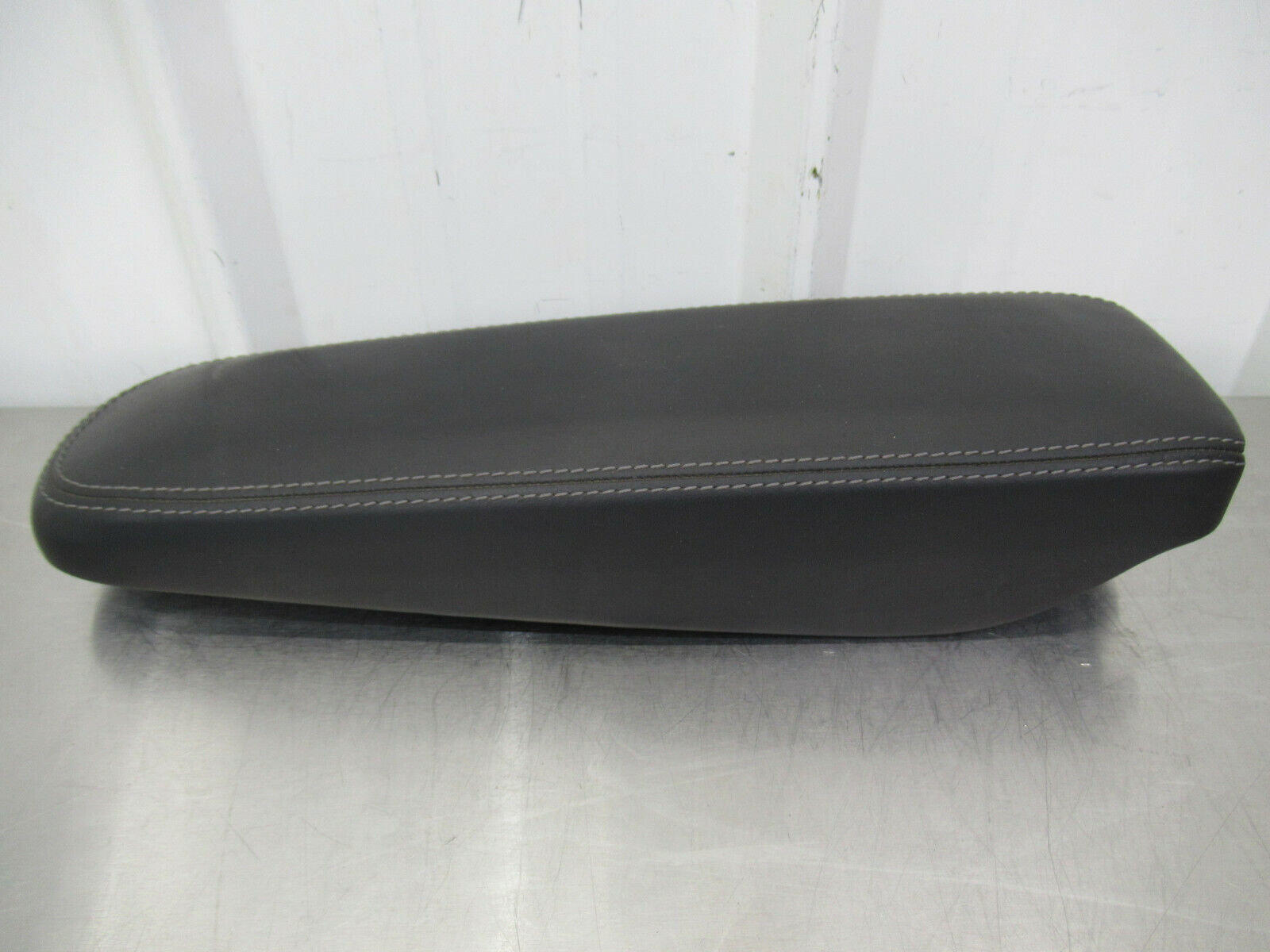 T020 2016 16 MCLAREN 570S CENTER CONSOLE LID COVER ARMREST