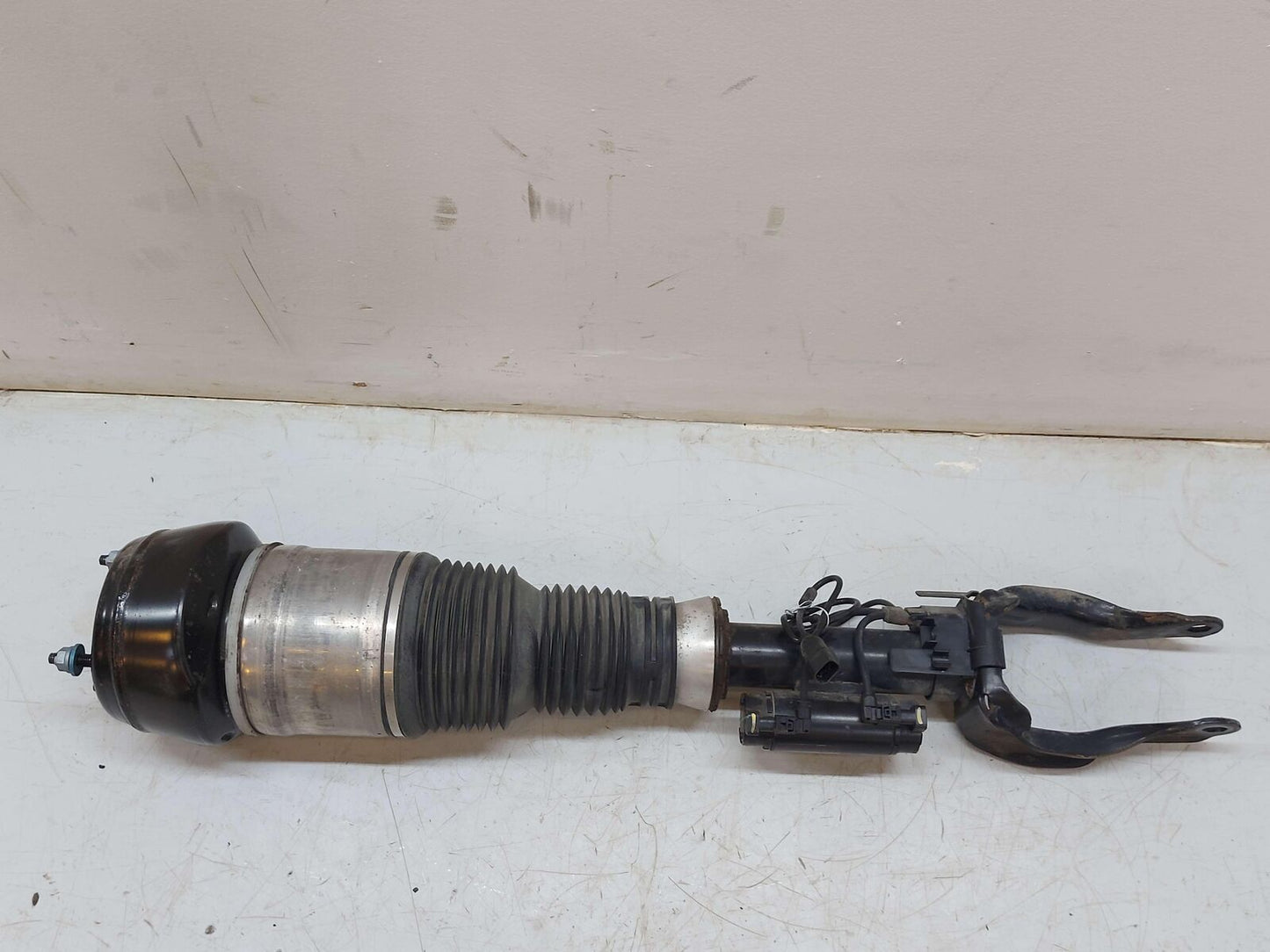 16-19 MERCEDES GLE63S AMG W166 FRONT LH LEFT AIRMATIC AIR STRUT A2923202300 