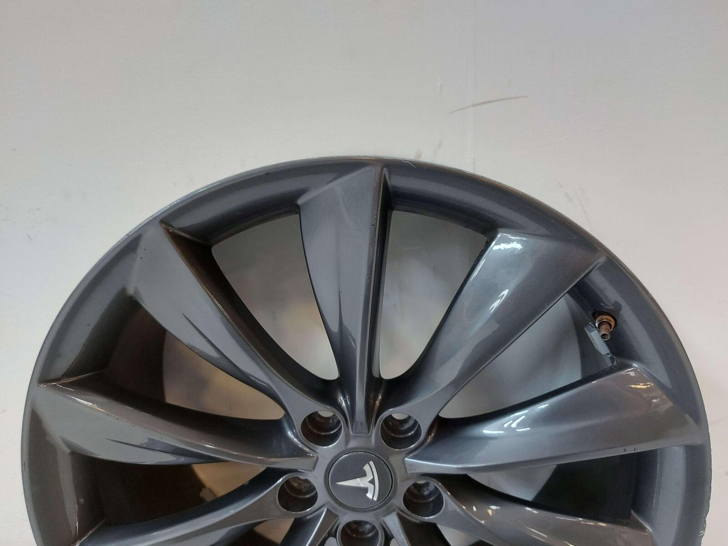 2013 TESLA S WHEEL 21X8.5 GREY TPMS 10 SPOKE 6005868-00-D *LIP RASH SCRATCHES*