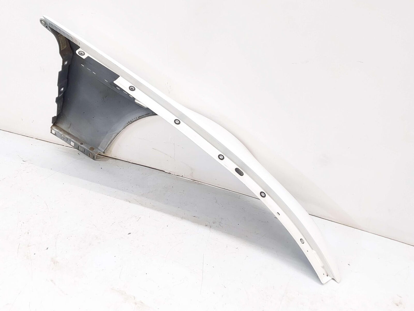 06-10 BMW M6 E63 LEFT FENDER 000 ALPINE WHITE 300