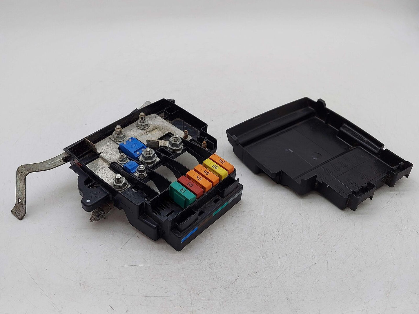 2017 MCLAREN 570S ENGINE MOTOR FUSE BOX BATTERY MOUNTED 13M0771CP *BROKEN TAB*