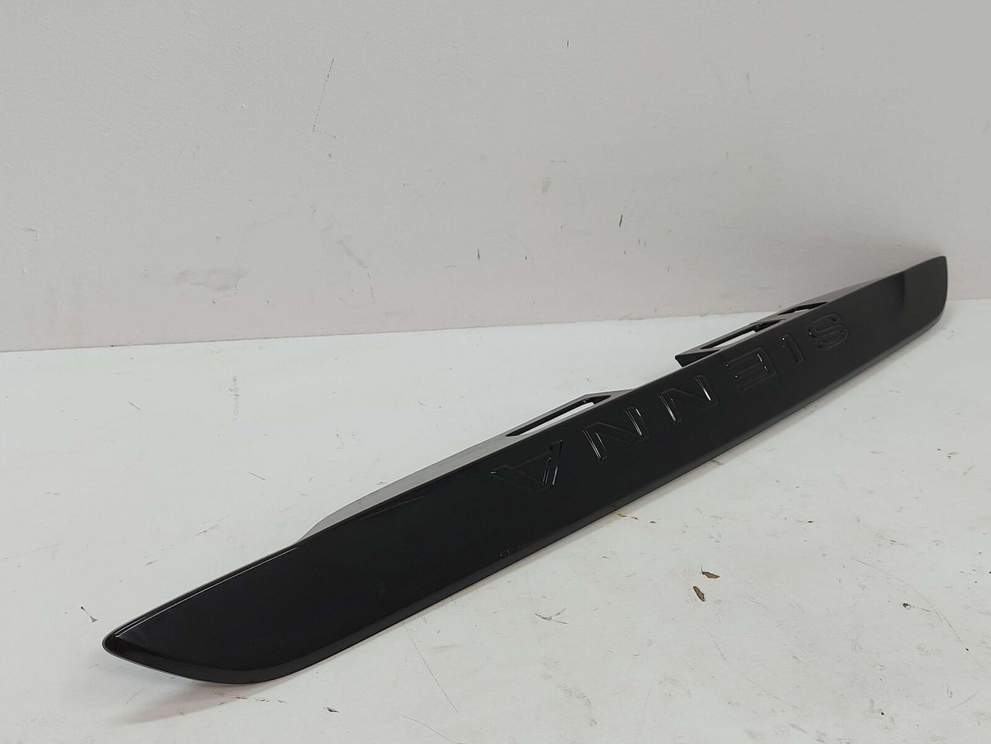 15 TOYOTA SIENNA LIFTGATE HANDLE GARNISH MOLDING MIDNIGHT BLACK 218 76801-08010