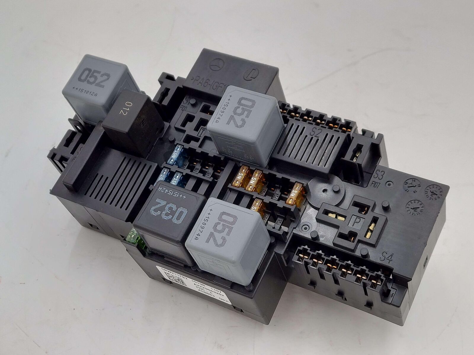 15-17 MERCEDES C63S AMG W205 SEDAN POWER DISTRIBUTION FUSE RELAY BOX A2229063202