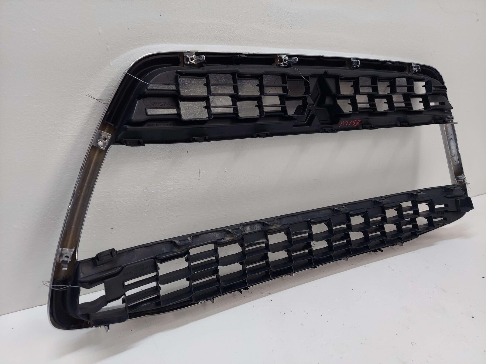 13-15 MITSUBISHI RVR UPPER GRILL GRILLE W/ CHROME SURROUND 6402A318 *NOTE