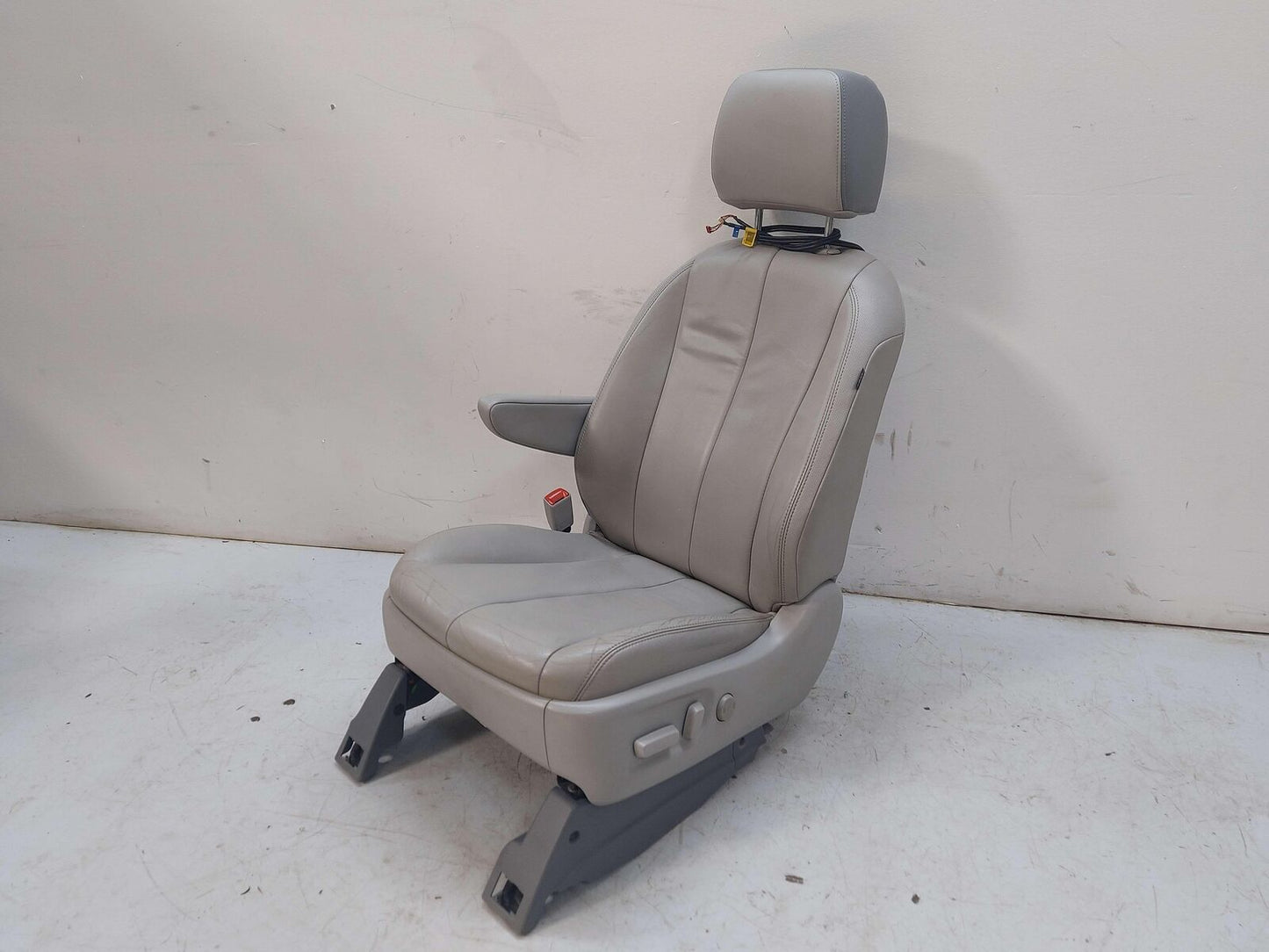 11-20 Toyota Sienna Front Seat LH Left Gray Leather W/ Headrest Display *Notes