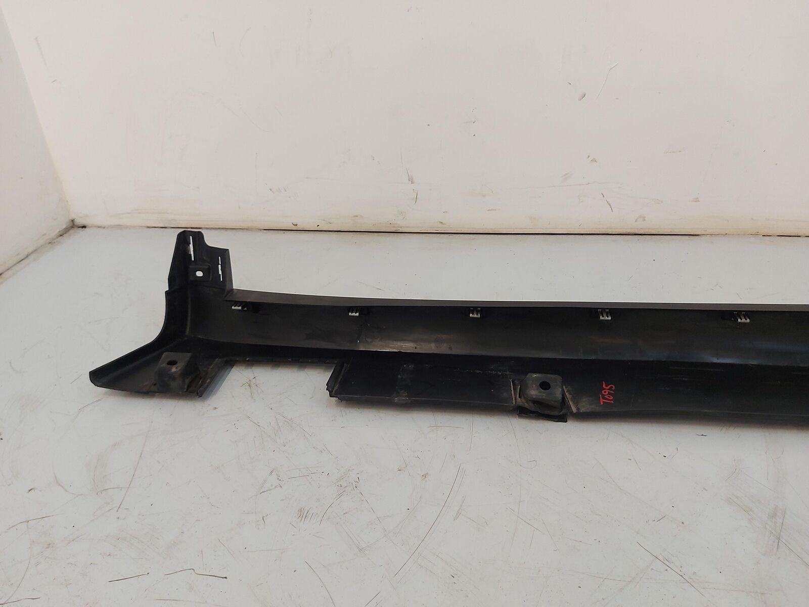 2017 TESLA X Right Rocker Moulding Rh Black 1034219-00-b *Damaged*