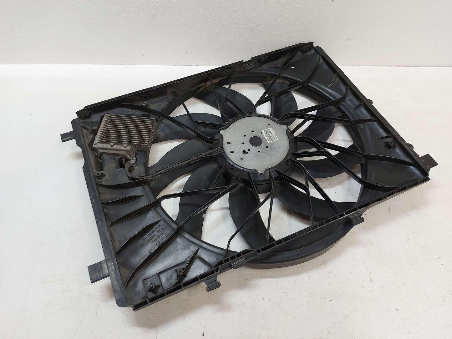 12-18 Mercedes W218 CLS63S AMG ELECTRIC COOLING FAN MOTOR 5.5L A2129061002