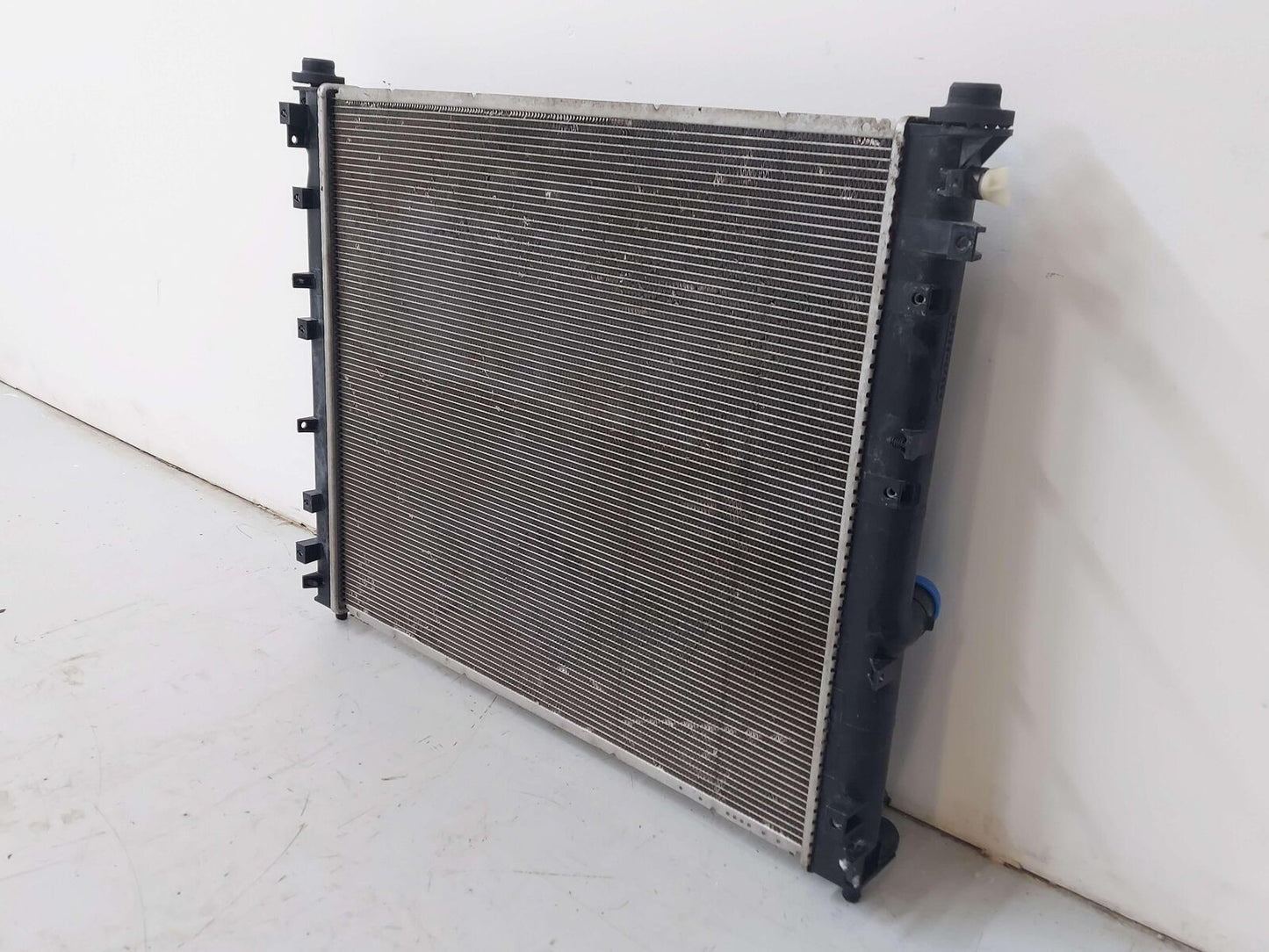 07-10 Cadillac STS 4.6L Radiator 25891016 Base *Fins Bent*