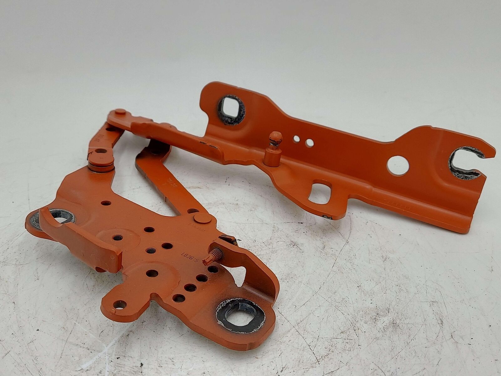 15-20 BMW M4 F82 LEFT HOOD HINGE SAKHIR ORANGE WB50 13989610 7336699 OEM