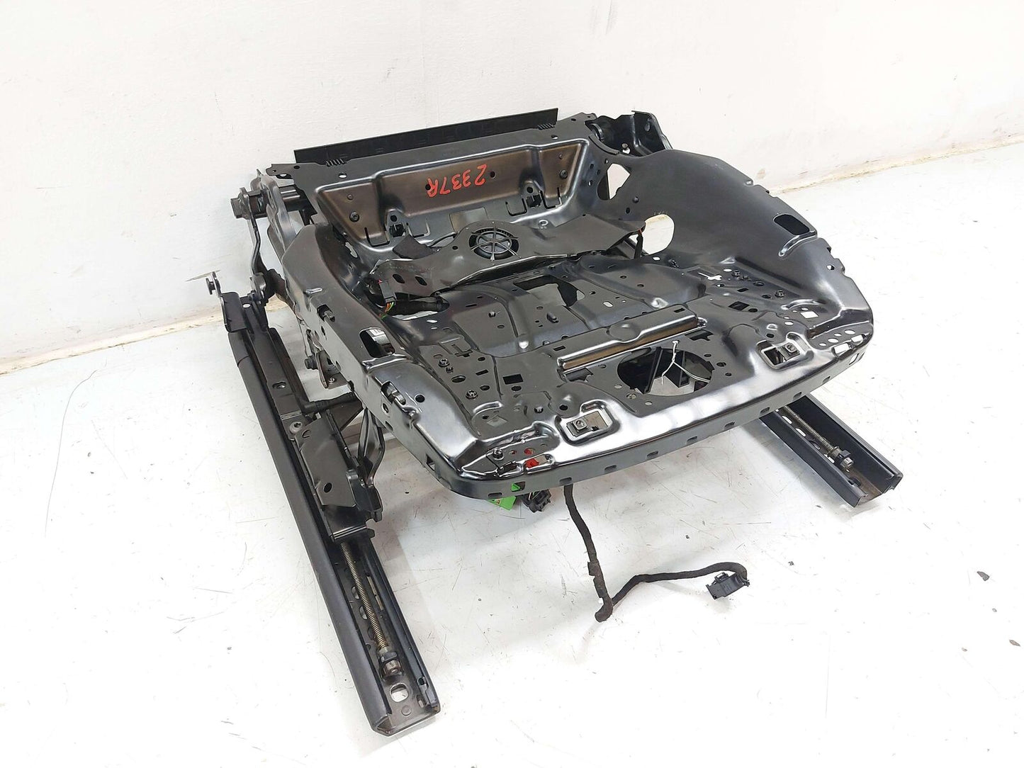 15-18 PORSCHE MACAN S 95B FRONT RIGHT SEAT BASE TRACK FRAME W/ MOTORS