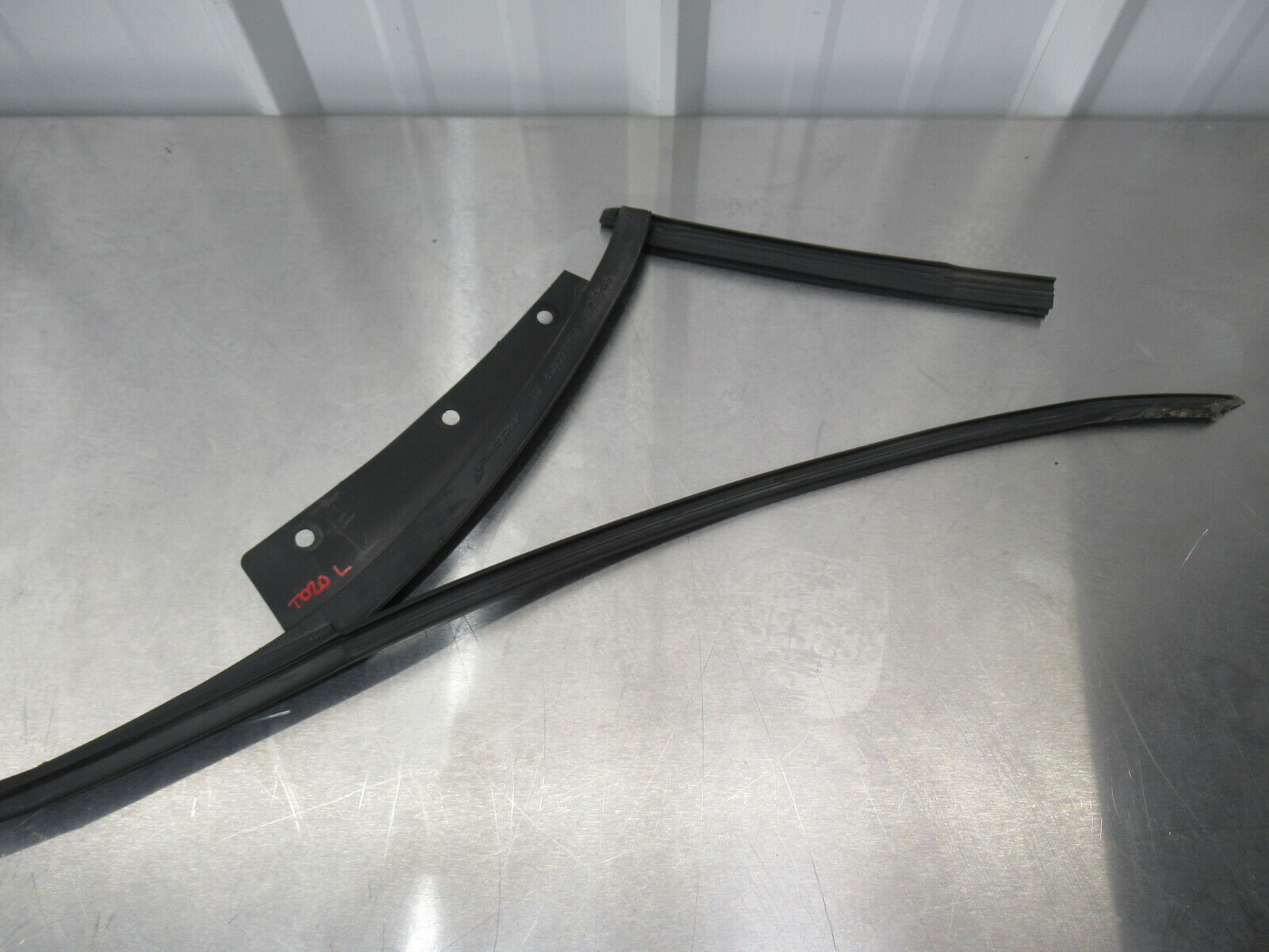 T020 2016 16 MCLAREN 570S LH LEFT DRIP RAIL ROOF MOULDING RUBBER WEATHER STRIP