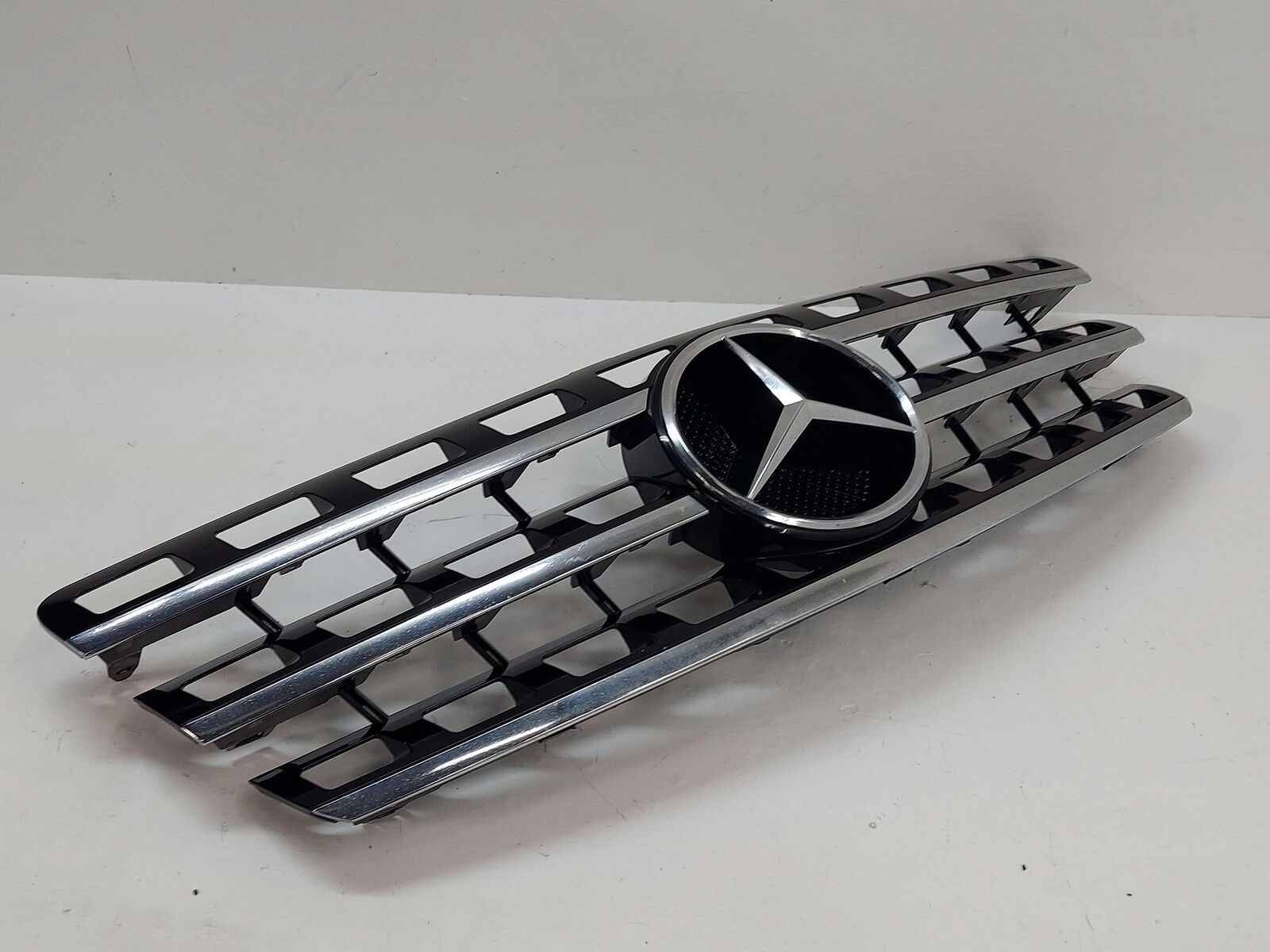 09-11 MERCEDES ML63 AMG W164 UPPER RADIATOR HOOD GRILL GRILLE A1648802085