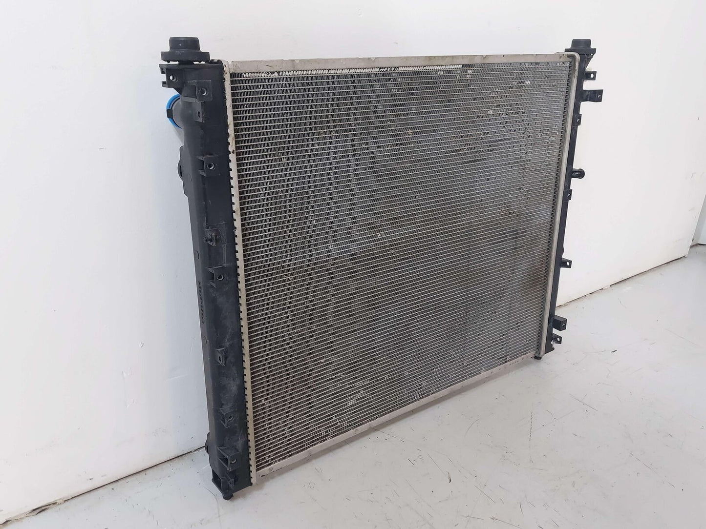 07-10 Cadillac STS 4.6L Radiator 25891016 Base *Fins Bent*