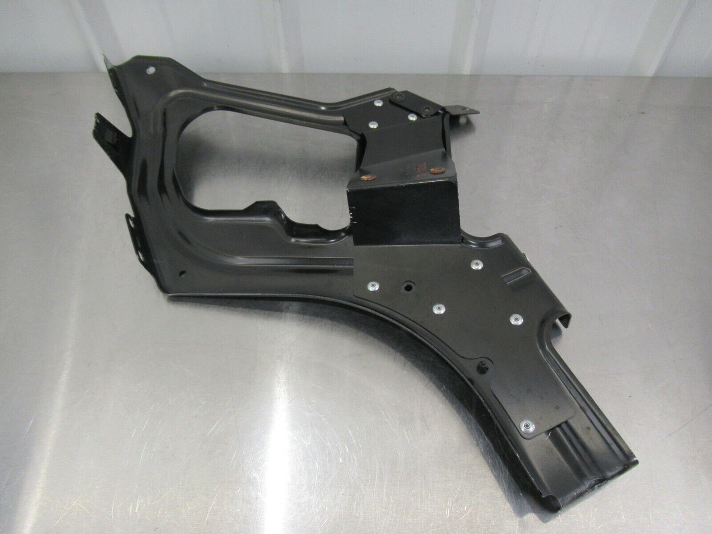 T020 2016 16 MCLAREN 570S LH LEFT QUARTER PANEL MOUNT BRACKET #18 13A4882CP