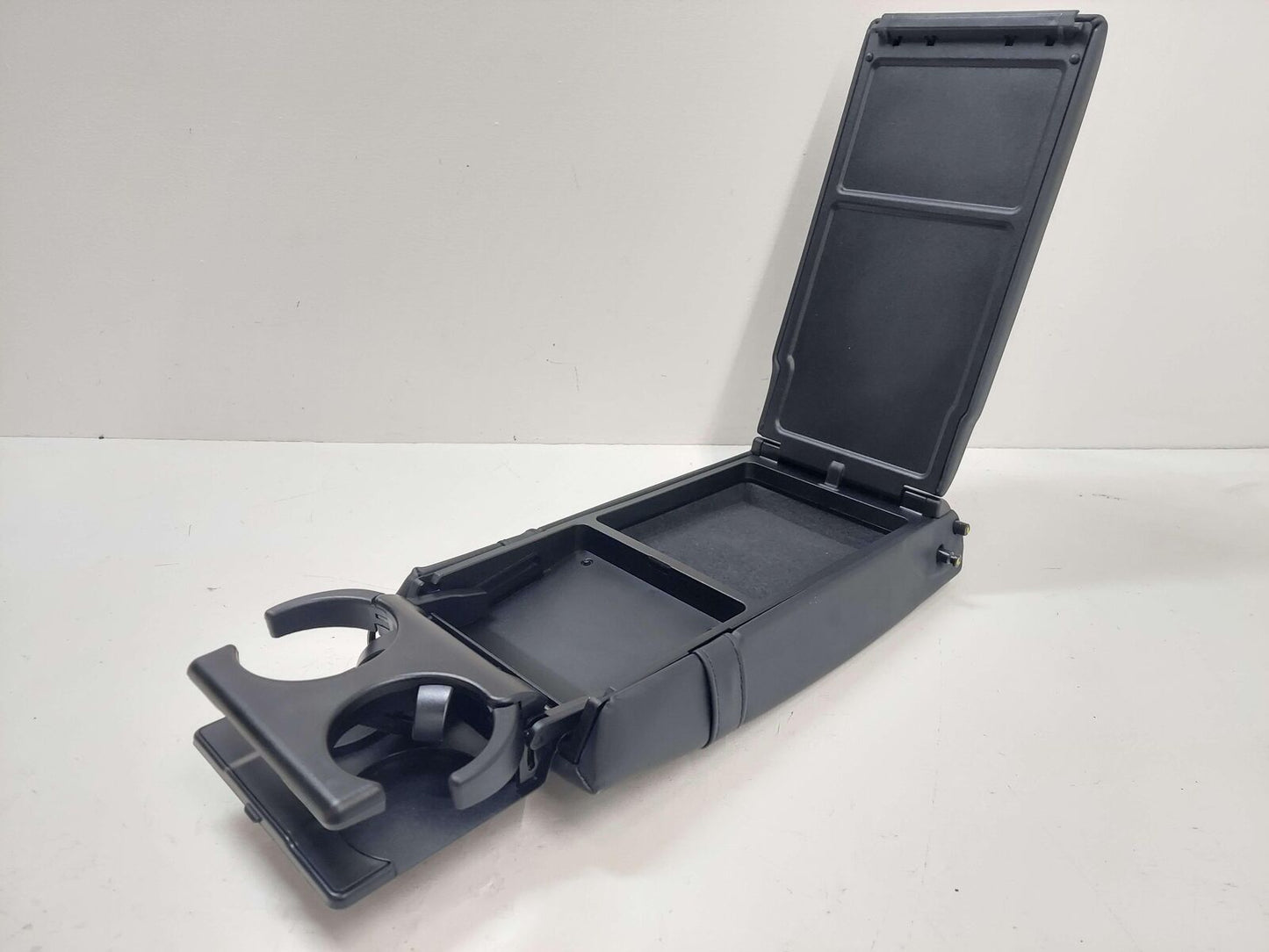 12-18 MERCEDES CLS63S AMG W218 REAR CENTER ARMREST W/ CUP HOLDERS BLACK LEATHER