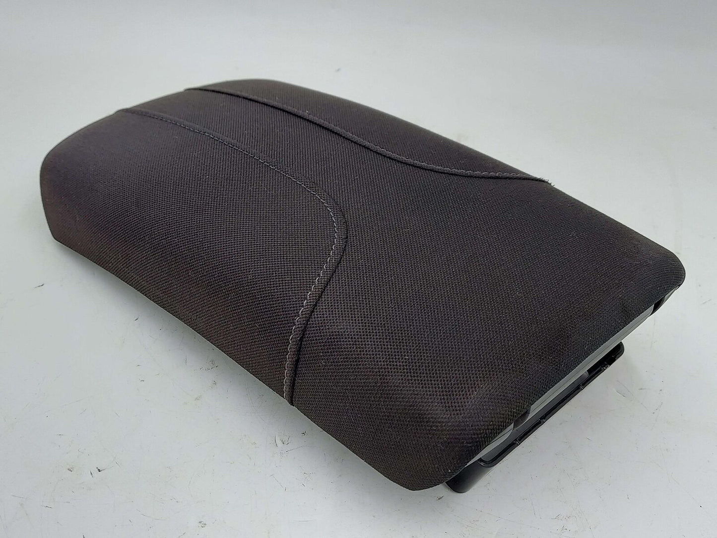 18 NISSAN QASHQAI FRONT CONSOLE ARMREST LID BLACK CLOTH W/ WHITE STITCHING