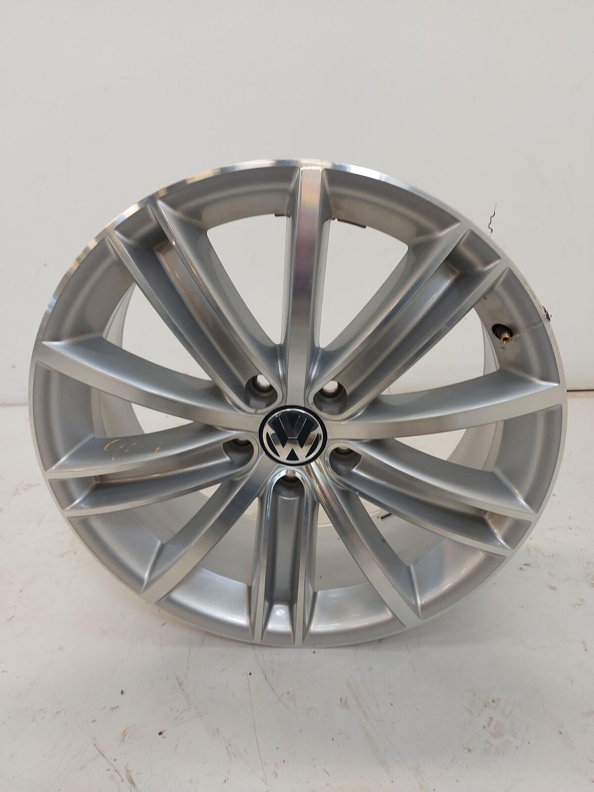 17 VW TIGUAN ALLOY WHEEL SILVER 18x7" *Chips* 5N0601025AF 79K KM'S