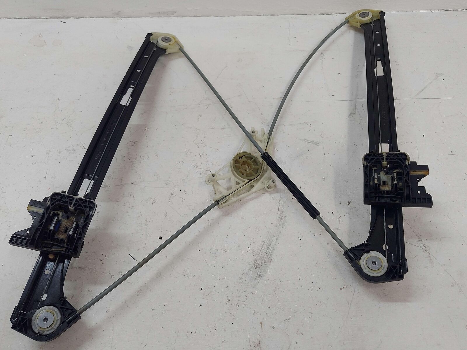 15-19 PORSCHE MACAN S 95B FRONT LEFT DOOR WINDOW GLASS REGULATOR 95B837461